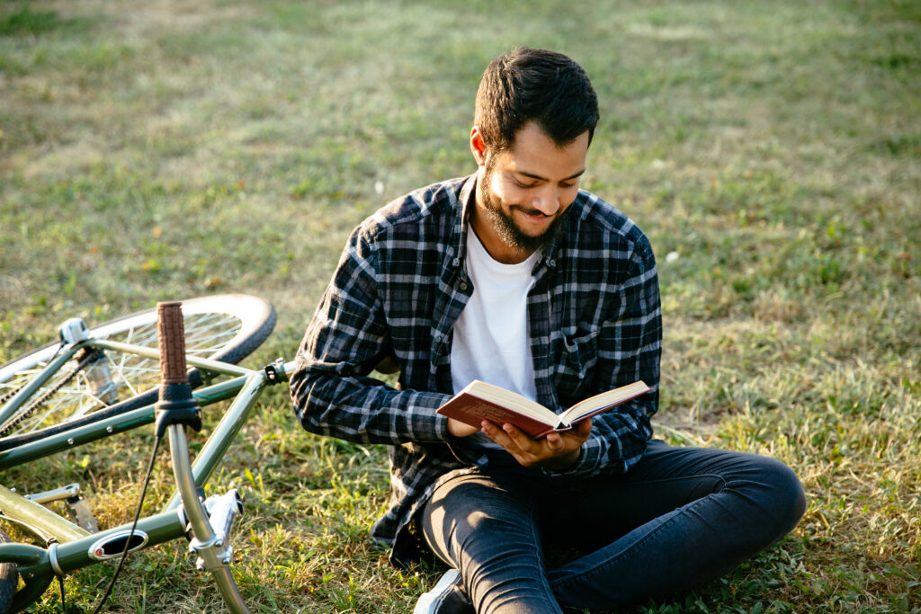 atraente-sorridente-homem-barbudo-lendo-livro-interessante-gastando-tempo-1024x683 Namoro com Propósito: Um Guia Para Preparar o Coração Antes de Dizer "Sim"