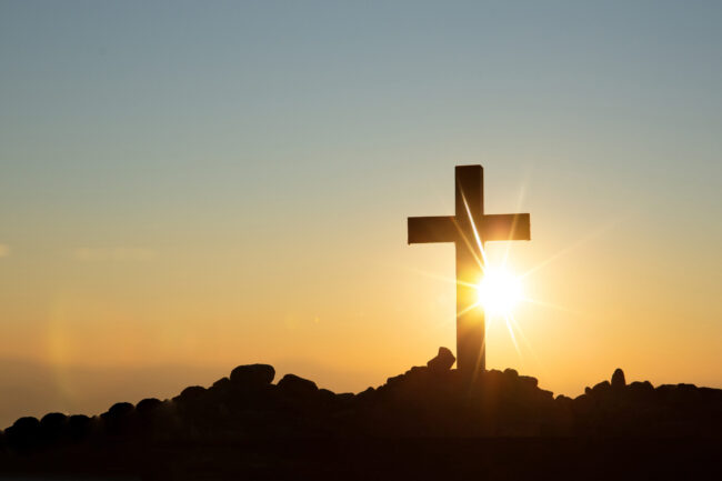 conceito-de-ressurreicao-crucificacao-de-jesus-cristo-cruz-ao-por-sol-scaled-e1757128201268 Por que Oramos e Por Que em Nome de Jesus?