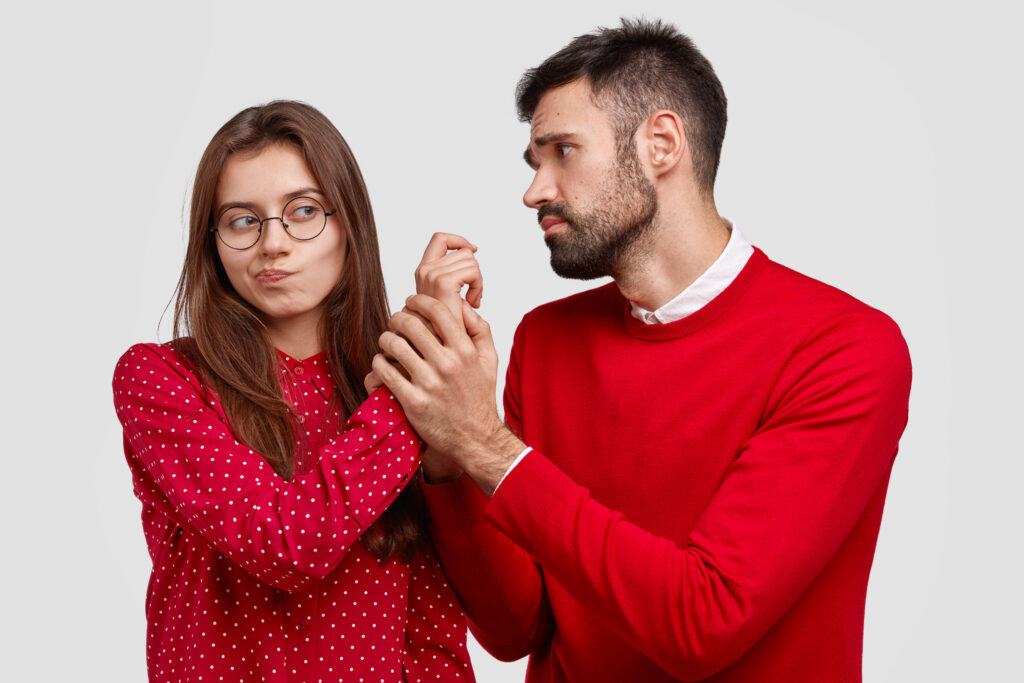 desesperado-jovem-caucasiano-segura-mao-da-namorada-parece-com-uma-expressao-infeliz-pede-perdao-sente-se-culpado-casal-discorda-1024x683 Seu Namoro Anda Estranho? Sinais de Que Talvez Seja a Hora de Terminar