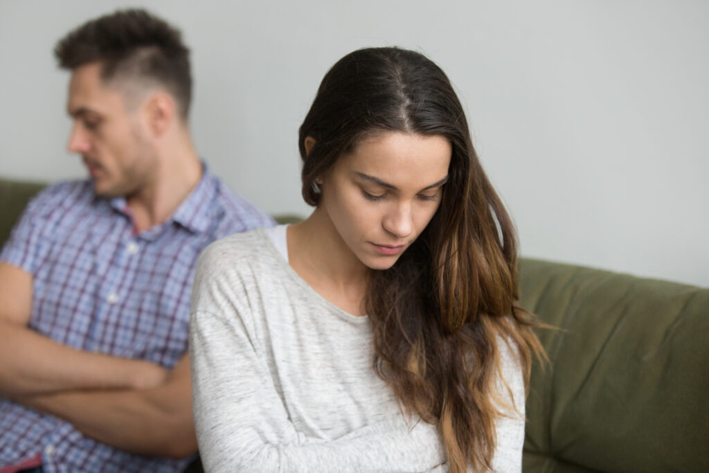esposa-preocupada-triste-com-problemas-familiares-1024x683 Seu Namoro Anda Estranho? Sinais de Que Talvez Seja a Hora de Terminar