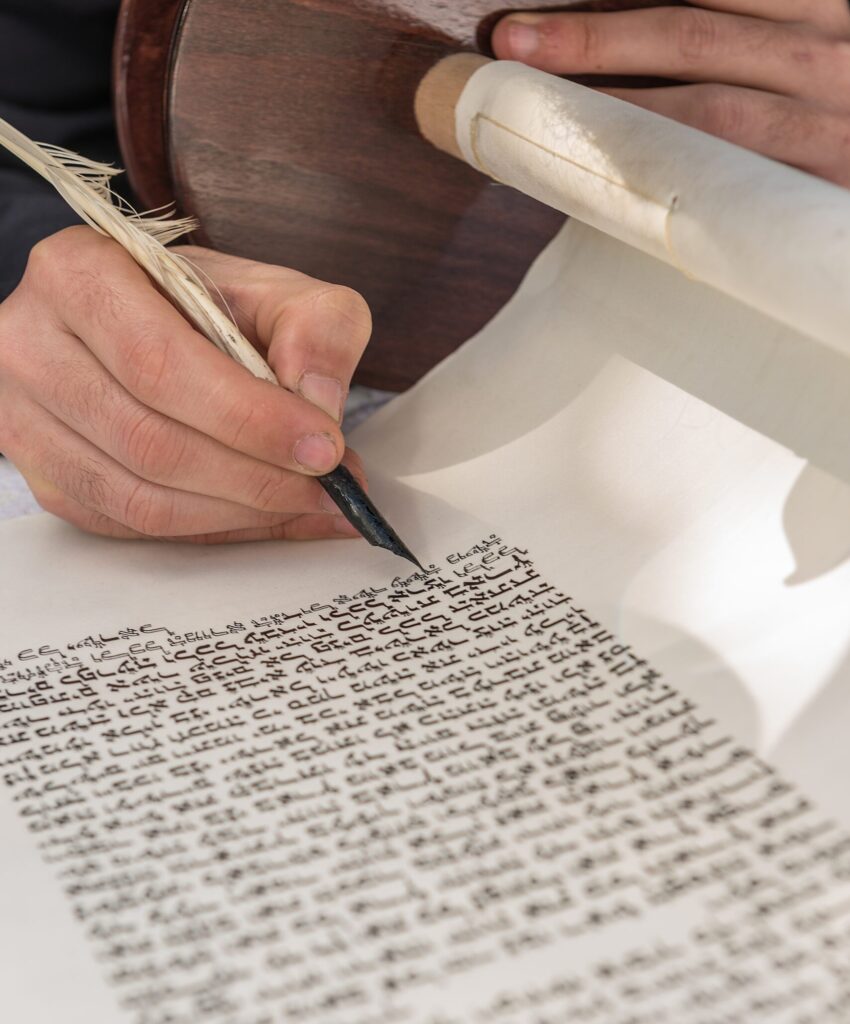 foto-vertical-de-uma-pessoa-escrevendo-com-uma-pena-em-um-pergaminho-scaled-e1759011074749-850x1024 Como Saber se a Bíblia é a Palavra de Deus?