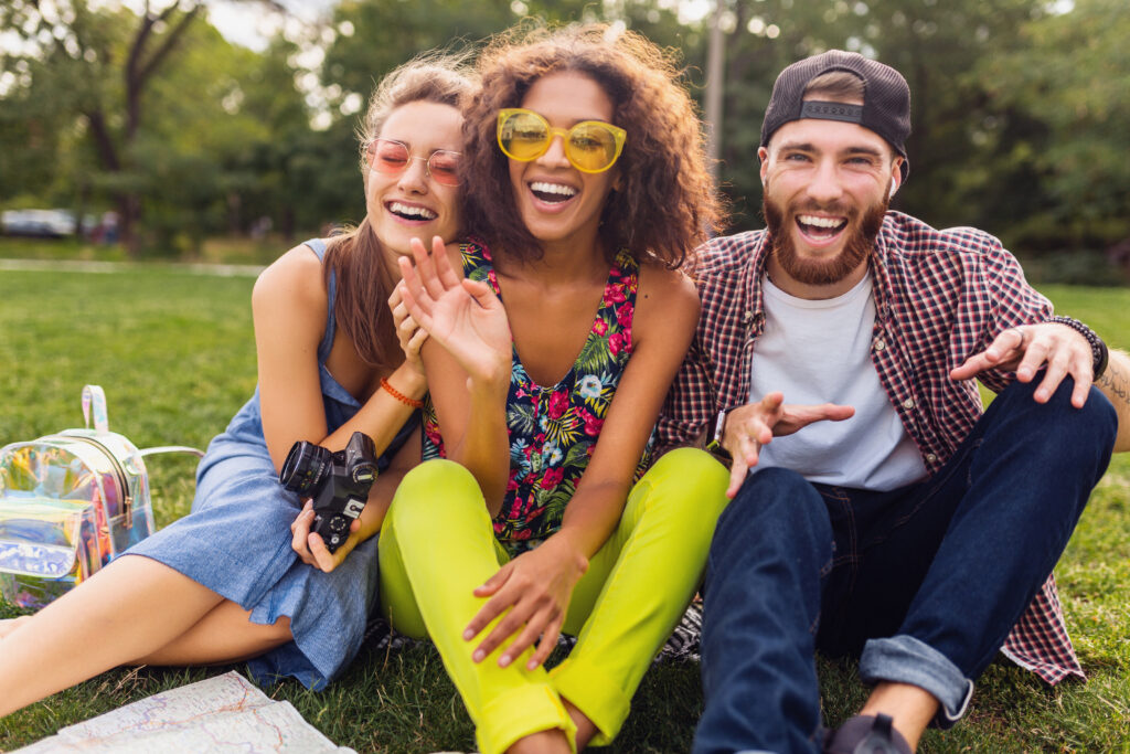 jovem-e-feliz-companhia-de-amigos-sorridentes-sentados-no-parque-homens-e-mulheres-se-divertindo-juntos-viajando-com-camera-1024x683 Namoro com Propósito: Um Guia Para Preparar o Coração Antes de Dizer "Sim"
