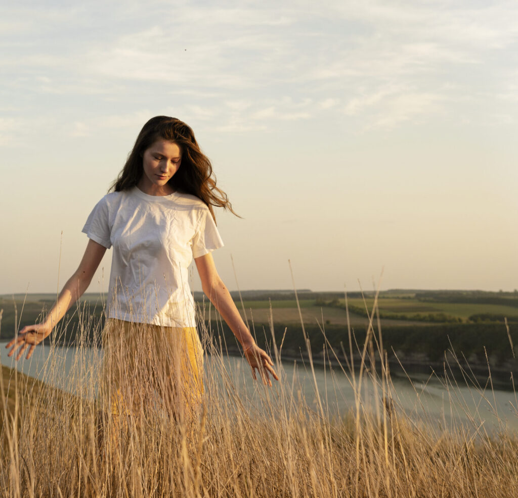 tiro-completo-mulher-caminhando-ao-ar-livre-scaled-e1759002100286-1024x986 Coração Partido? Encontre a Cura no Senhor do Tempo