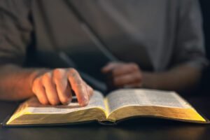Como Saber se a Bíblia é a Palavra de Deus? homem lendo a bíblia