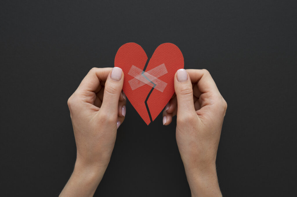 vista-superior-da-pessoa-segurando-o-coracao-partido-reconstituido-com-fita-adesiva-1024x681 Coração Partido? Encontre a Cura no Senhor do Tempo