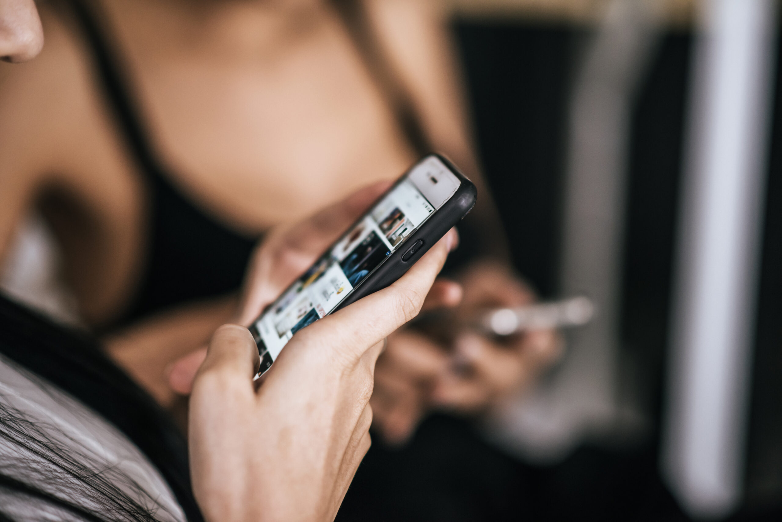 as-mulheres-tocam-e-conversando-com-telefone-inteligente-scaled Cansado de rolar a tela? Talvez sua alma esteja com fome.
