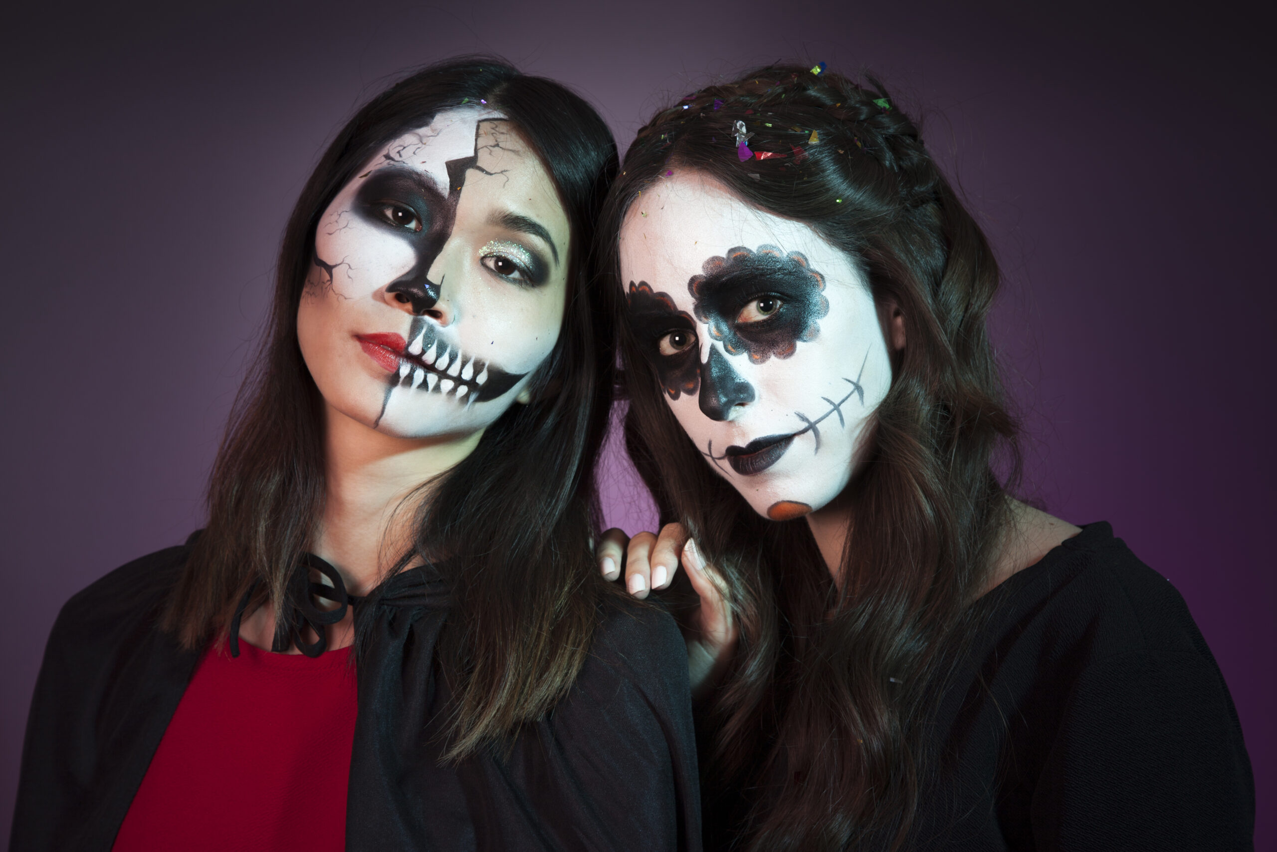 dois-amigos-vestidos-de-bruxas-scaled Halloween, Morte e Finados: Do Medo à Esperança na Cruz