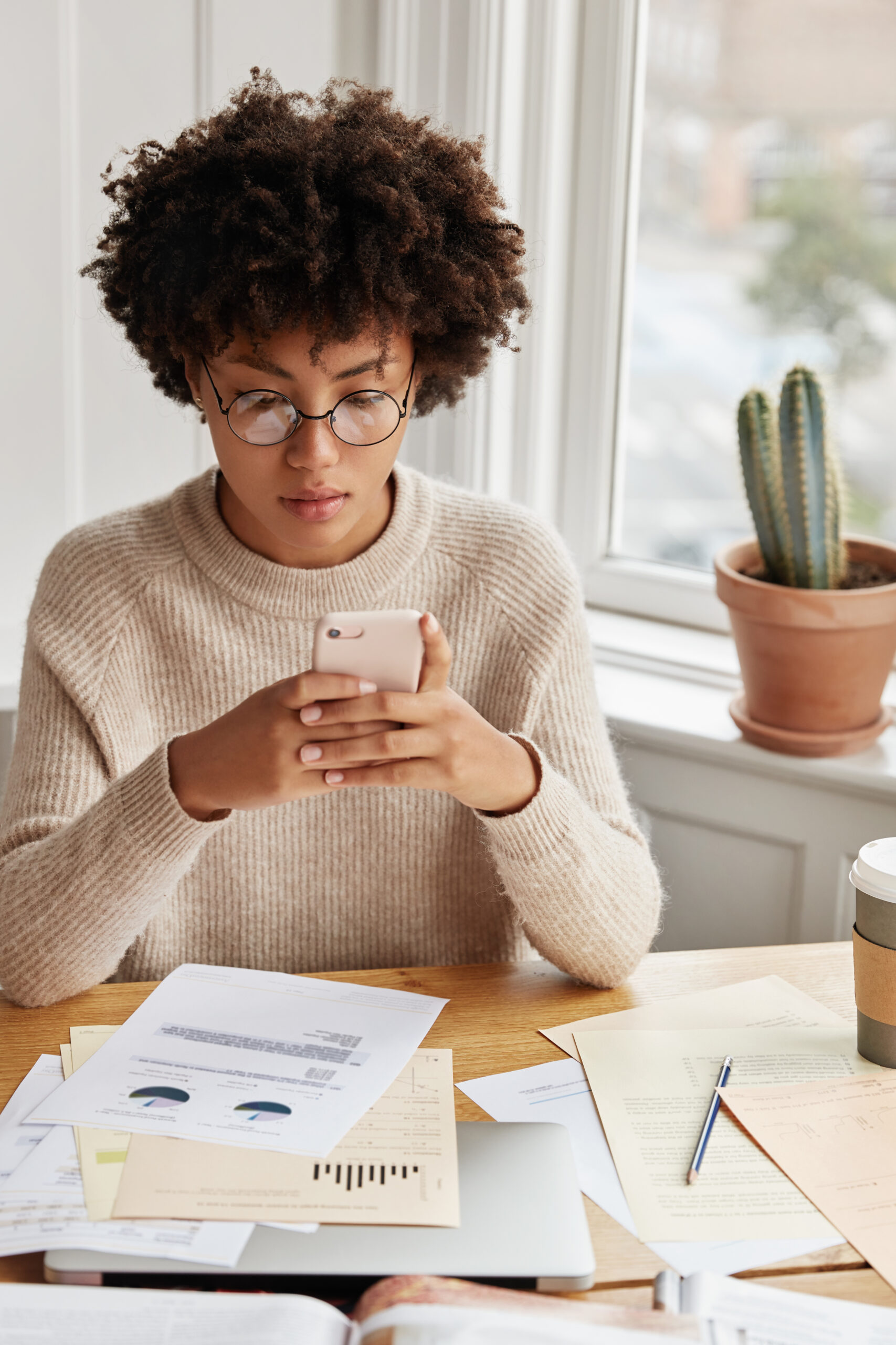 empresaria-ocupada-trabalhando-em-casa-scaled Cansado de rolar a tela? Talvez sua alma esteja com fome.