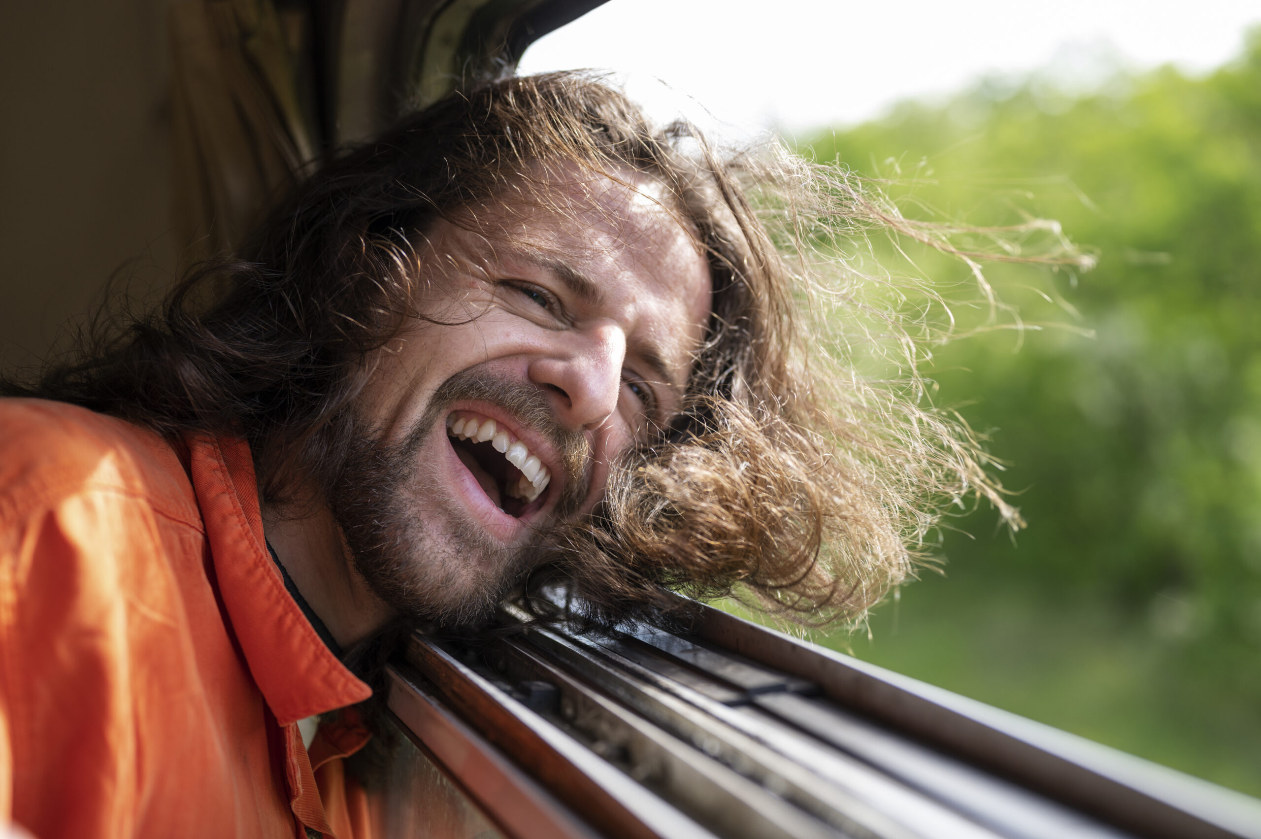 homem-de-vista-lateral-viajando-de-trem-scaled "Sou Feliz com Jesus": Por que cantamos isso se o mundo continua desmoronando?