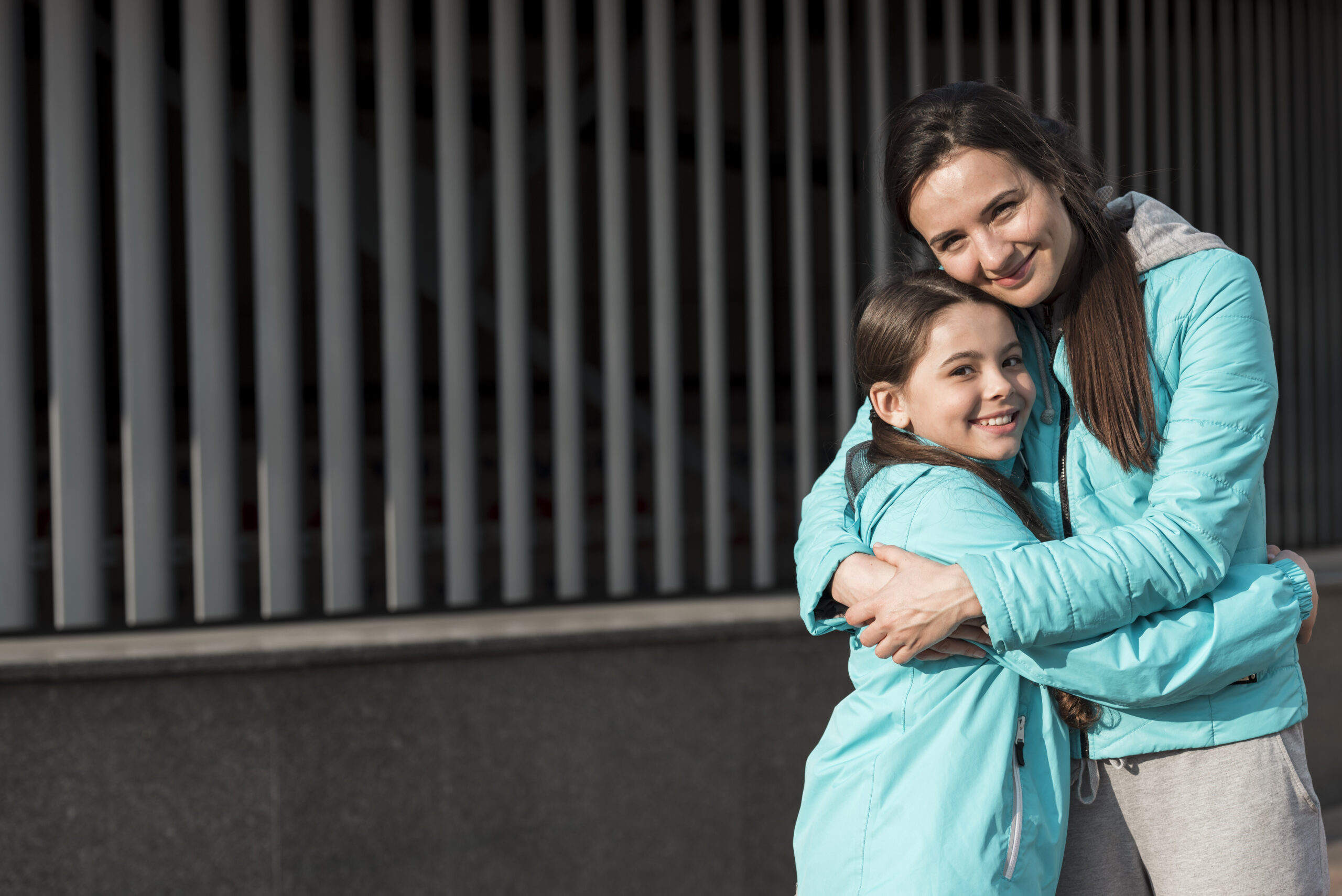 mae-e-filha-no-sportswear-abracando-com-espaco-de-copia-scaled 📱 Resgate Seu Filho das Telas: 5 Passos para Vencer o Vício Digital