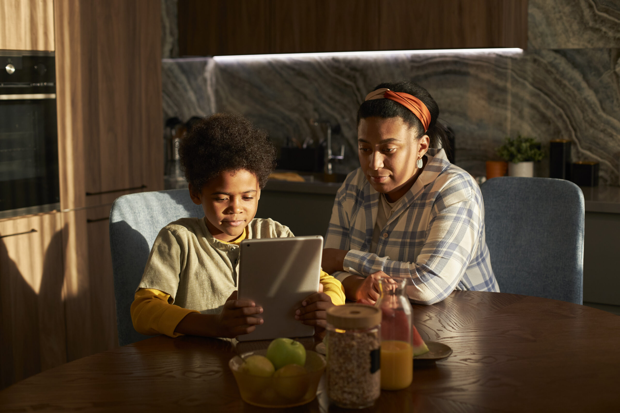 mae-e-filho-de-tiro-medio-com-tablet-scaled 📱 Resgate Seu Filho das Telas: 5 Passos para Vencer o Vício Digital