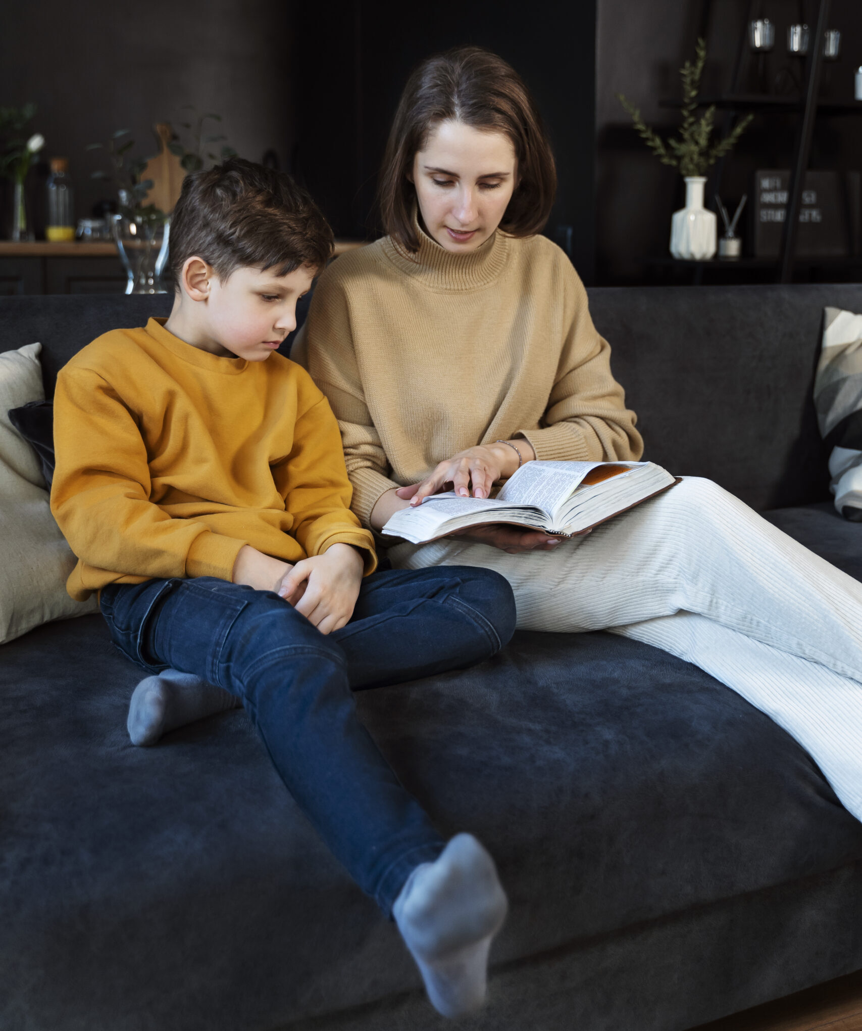 mulher-de-tiro-completo-e-crianca-lendo-biblia-scaled-e1761762815671 📱 Resgate Seu Filho das Telas: 5 Passos para Vencer o Vício Digital