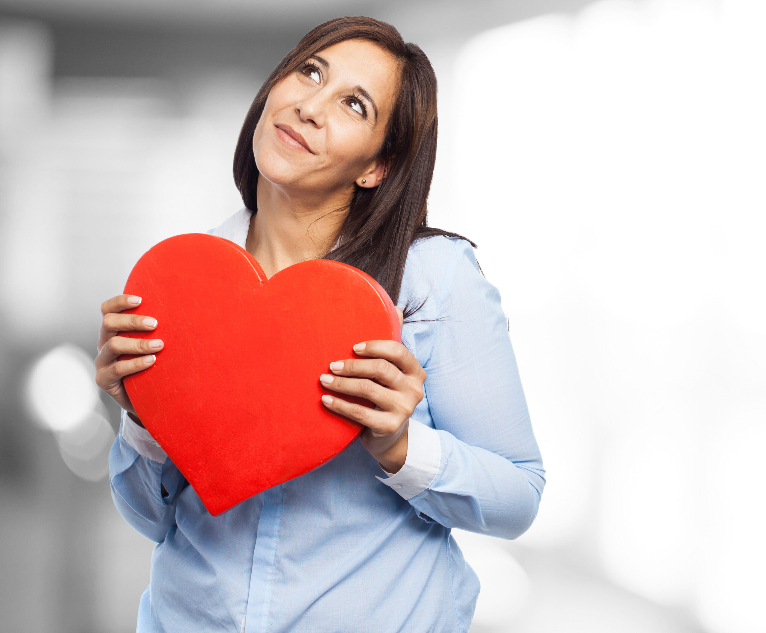 mulher-romantica-pensando-em-seu-aniversario-scaled "Nada é errado se te faz feliz". Será mesmo?