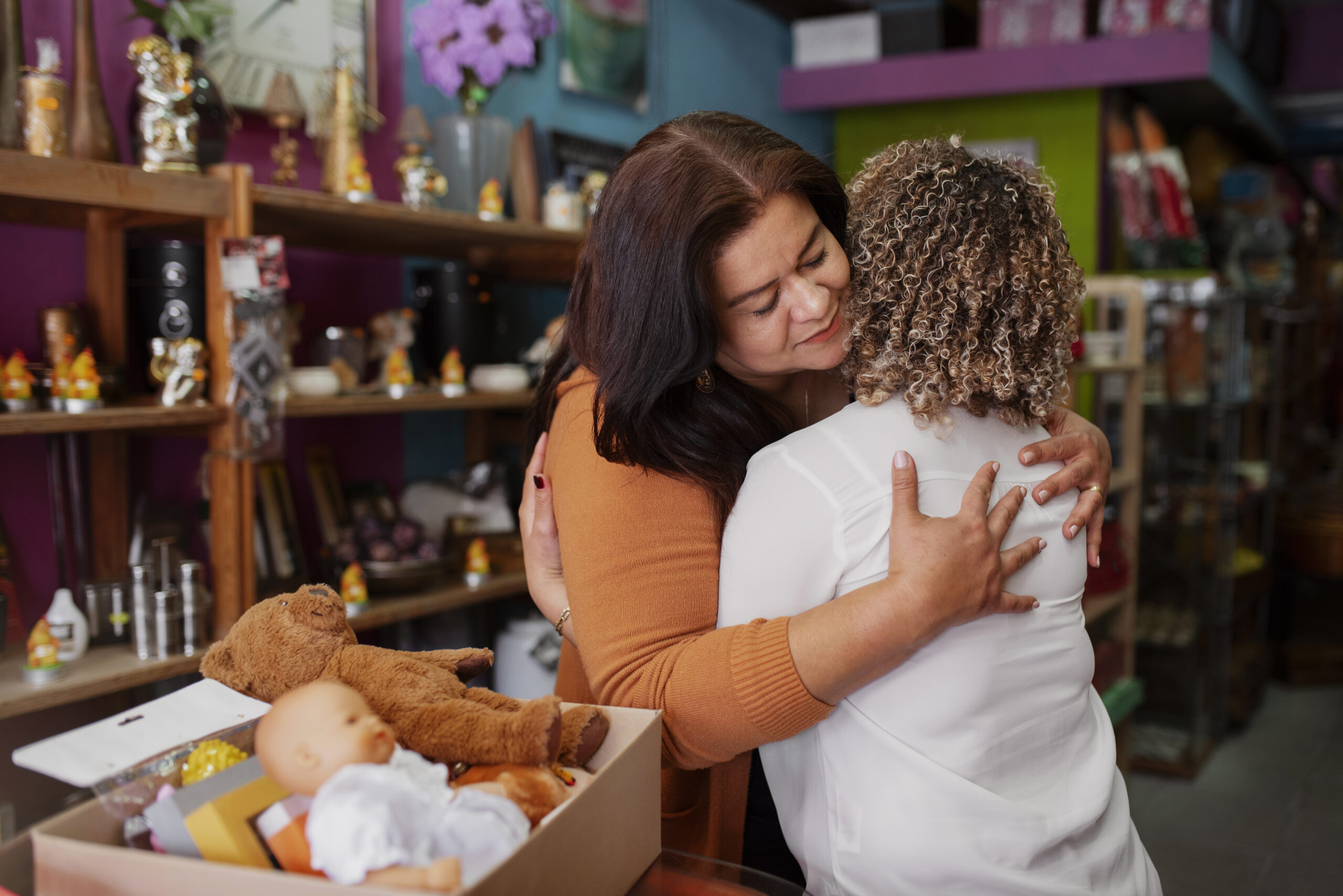 mulheres-de-tiro-medio-se-abracando-1-scaled "Sou Feliz com Jesus": Por que cantamos isso se o mundo continua desmoronando?