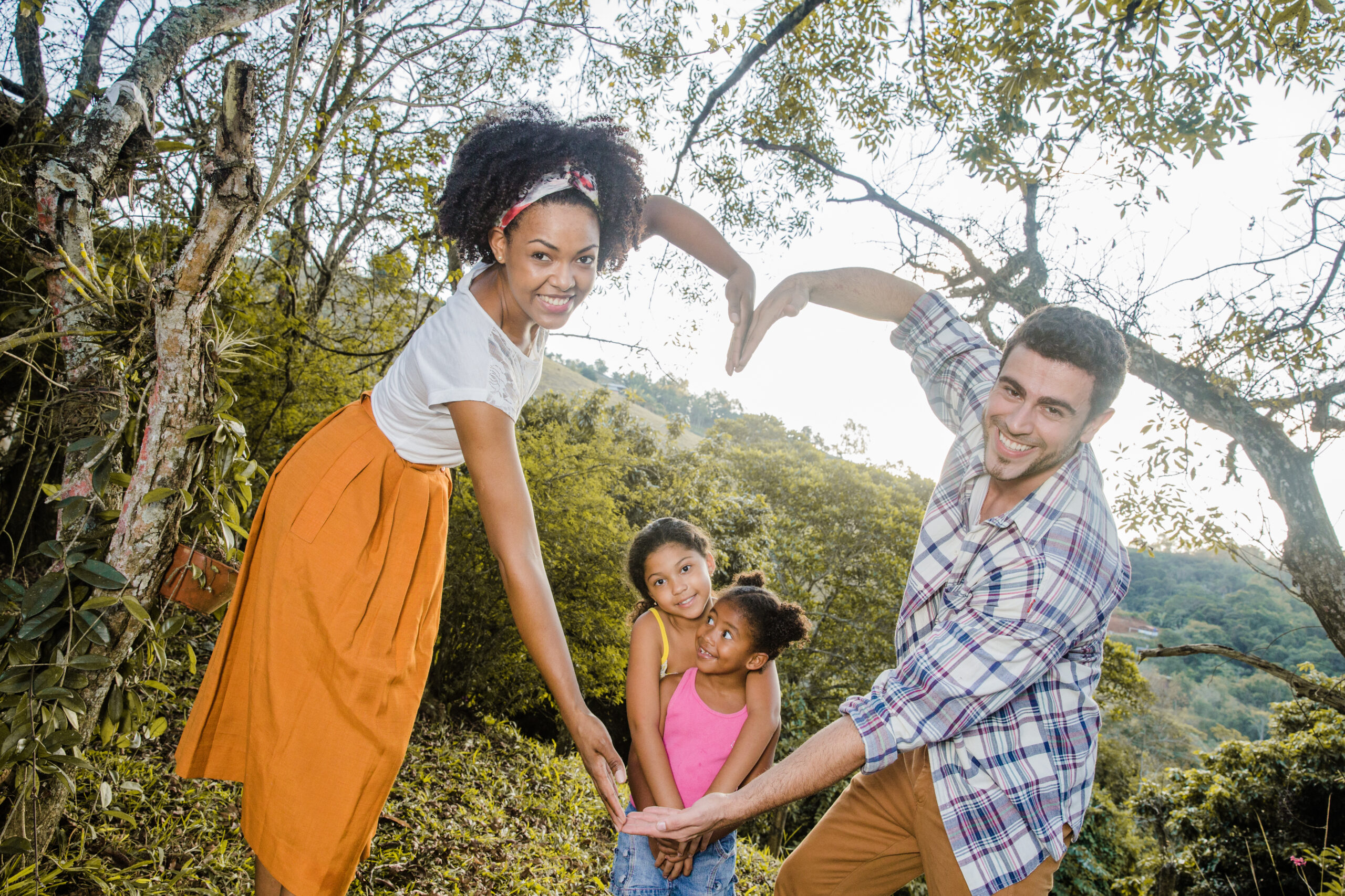 pais-formando-coracao-com-armas-scaled Cansado de rolar a tela? Talvez sua alma esteja com fome.