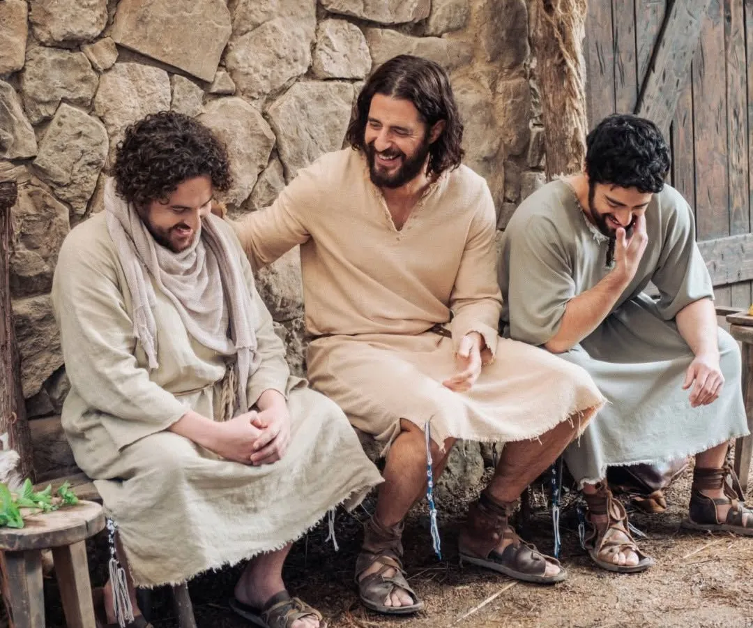 the-chosen-sorrindo "The Chosen": Uma Bela Produção para Assistir com Discernimento