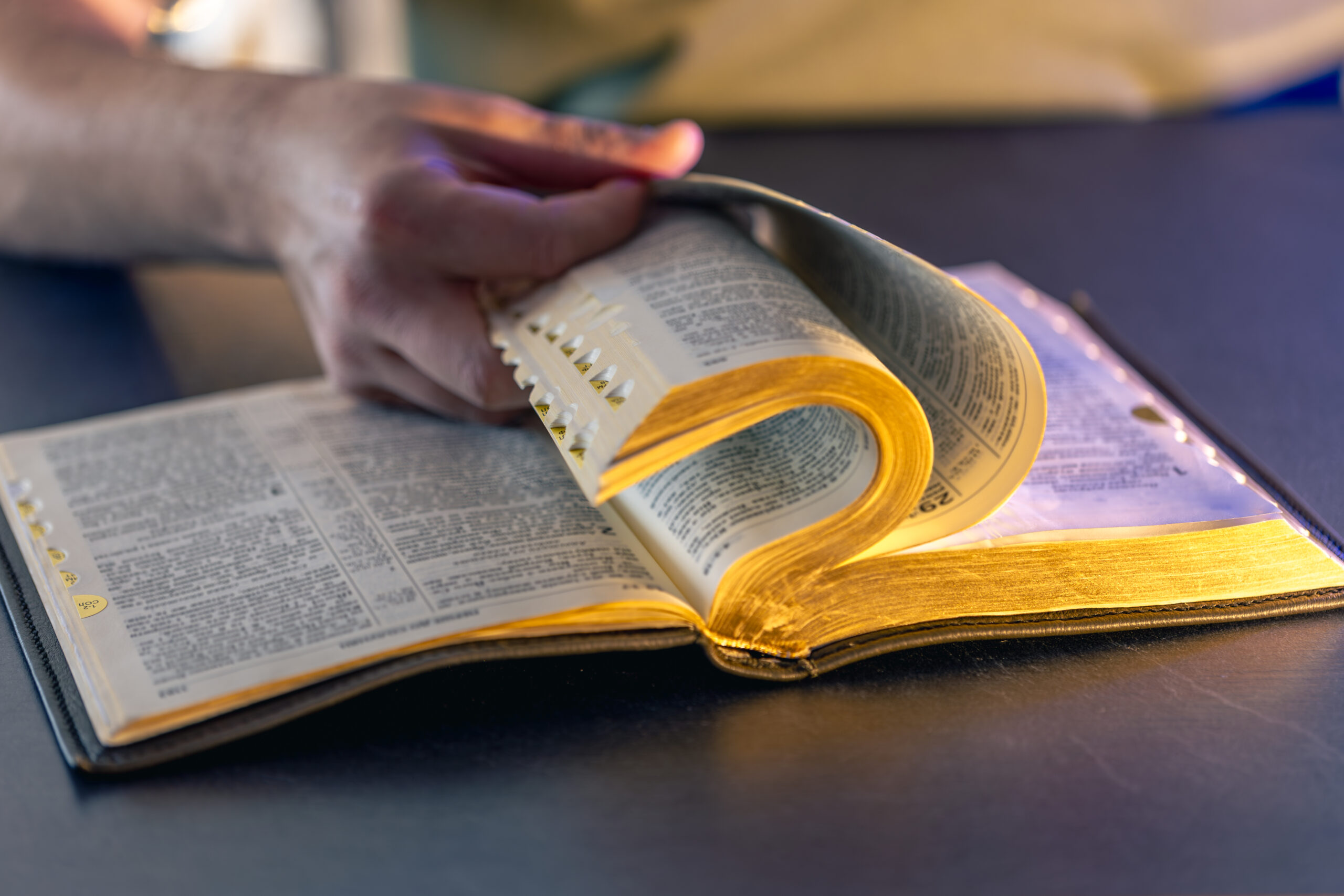 um-homem-le-biblia-maos-masculinas-sobre-biblia-santa-closeup-da-biblia-scaled "Nada é errado se te faz feliz". Será mesmo?