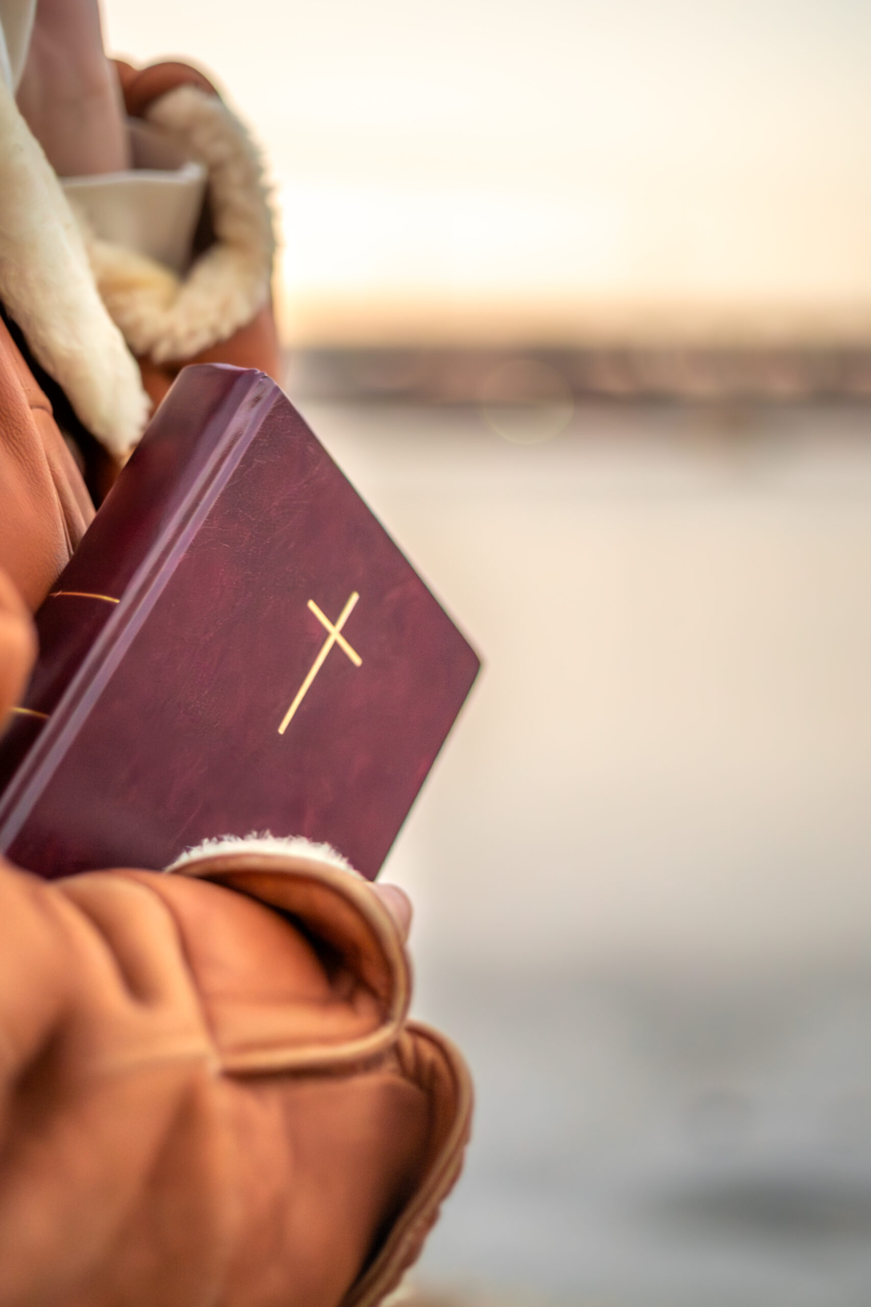 uma-mulher-segura-biblia-em-suas-maos-no-conceito-de-cristianismo-na-natureza-scaled Cansado de rolar a tela? Talvez sua alma esteja com fome.