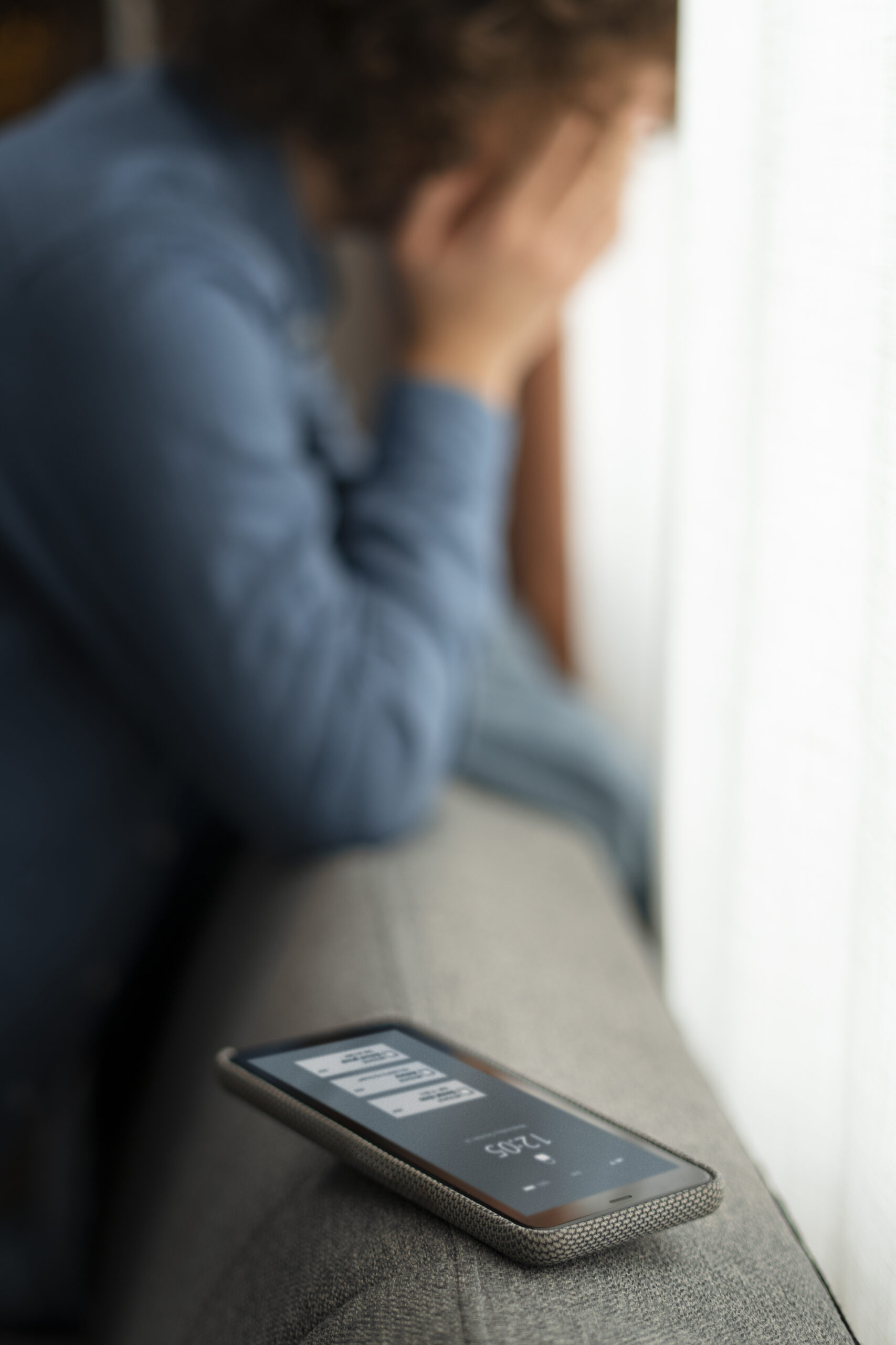 vista-lateral-triste-adolescente-sendo-vitima-de-cyberbullying-scaled Cansado de rolar a tela? Talvez sua alma esteja com fome.