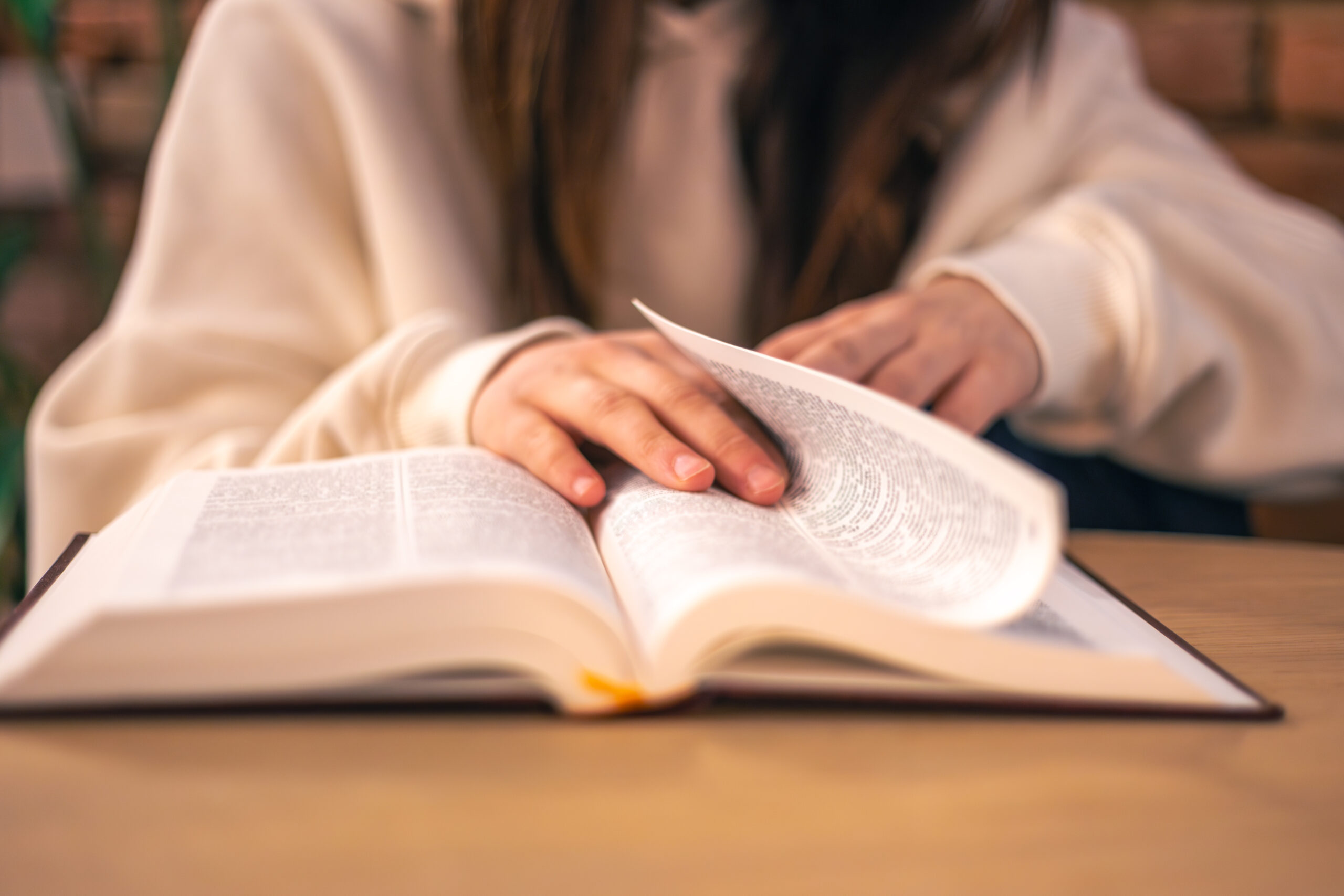 biblia-em-close-up-conceito-de-cristianismo-lendo-biblia-sagrada-biblia-nas-maos-das-mulheres-scaled Santos e Imagens: Devoção ou Idolatria? O que a Bíblia Realmente Diz?