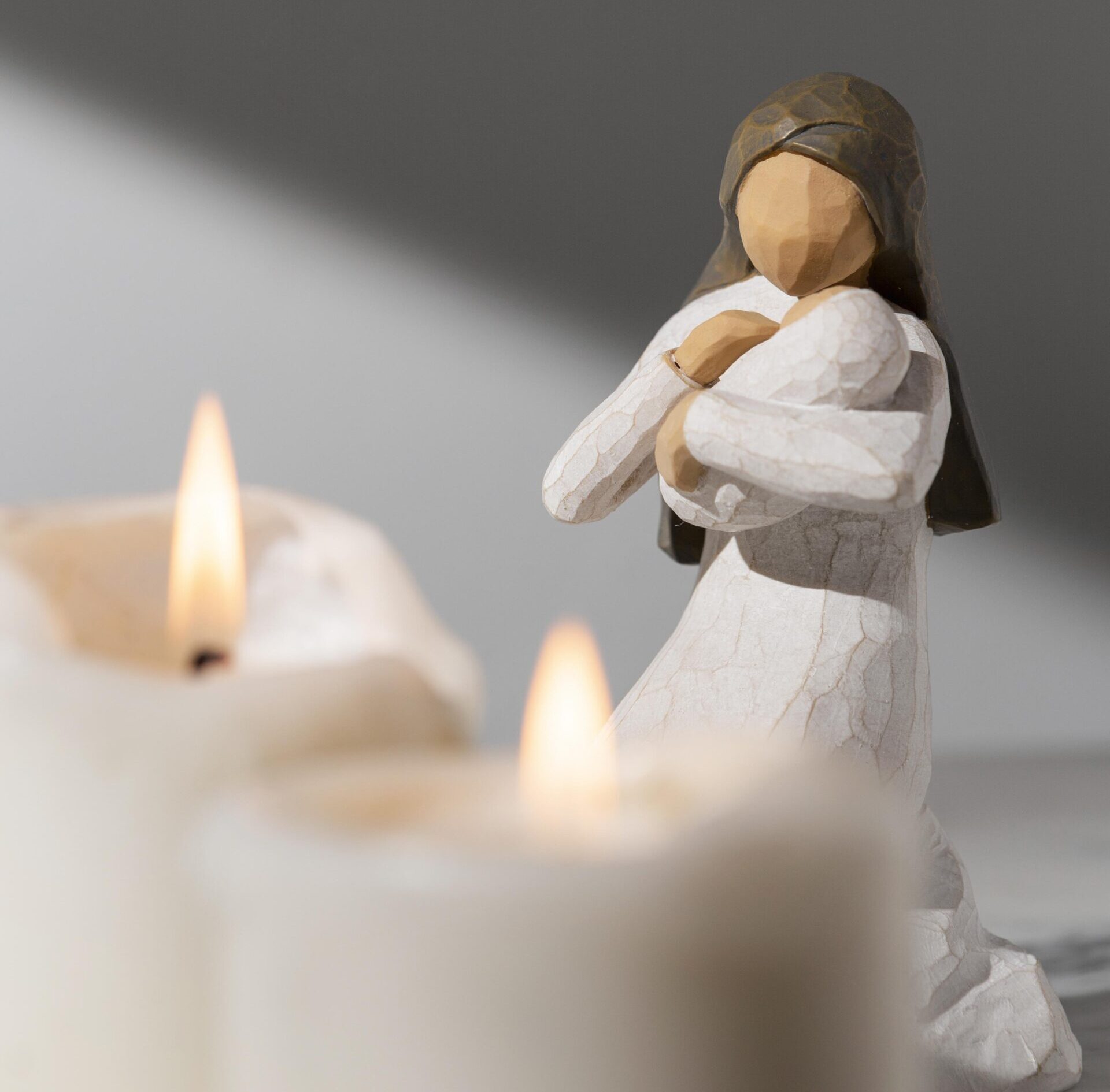 estatueta-feminina-dia-da-epifania-com-bebe-e-velas-scaled-e1762435136660 Santos e Imagens: Devoção ou Idolatria? O que a Bíblia Realmente Diz?
