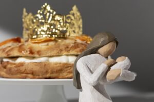 Santos e Imagens: Devoção ou Idolatria? O que a Bíblia Realmente Diz? estatueta-feminina-dia-da-epifania-com-recem-nascido-e-sobremesa