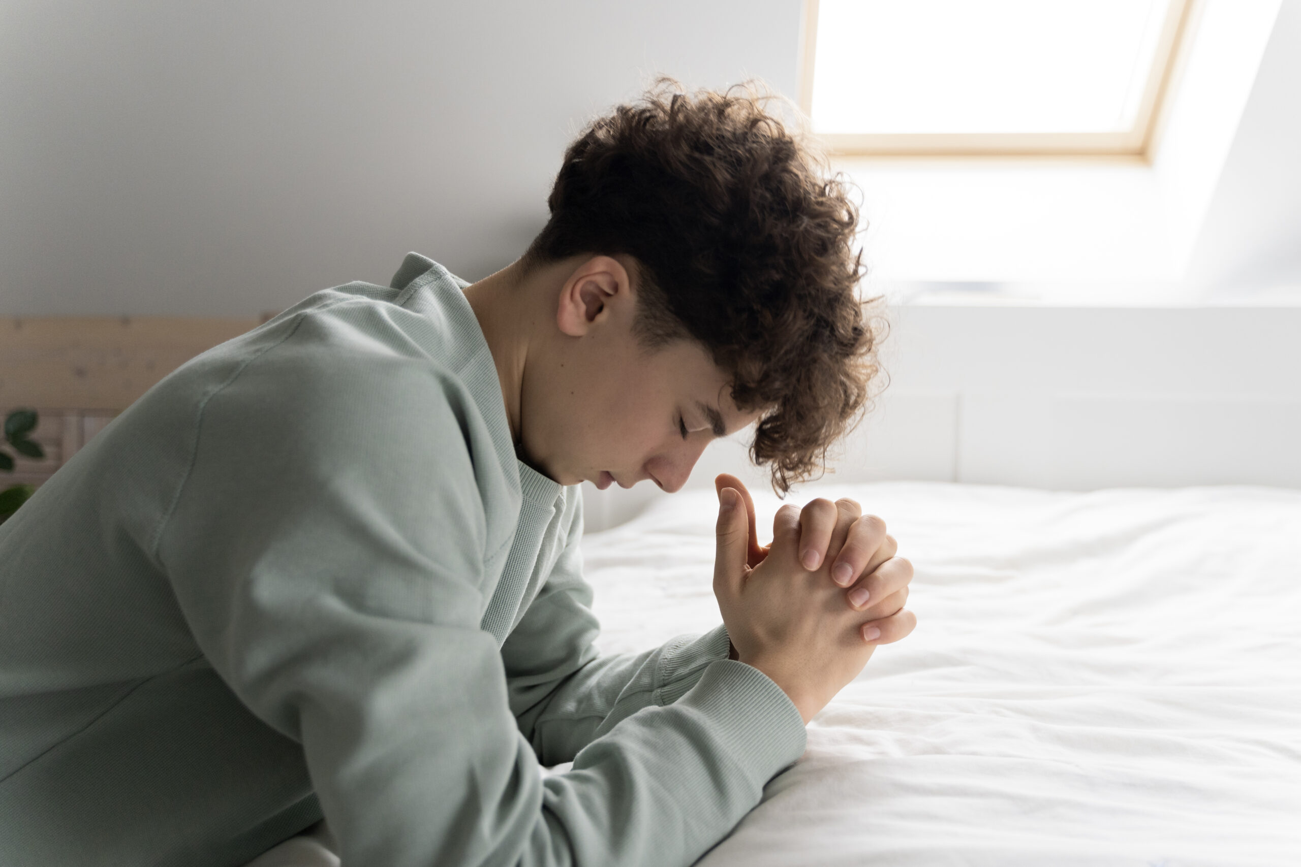 feche-crianca-orando-scaled Afinal, Quem é Jesus Cristo? A Resposta Pode Mudar Sua Vida.