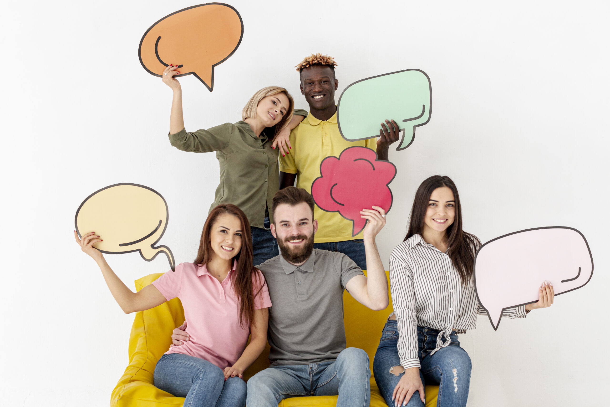 grupo-de-amigos-sorridente-segurando-bolhas-bate-papo-scaled Versículo ou Ditado Popular? 12 Frases que Você Jura que Estão na Bíblia (Mas Não Estão!)