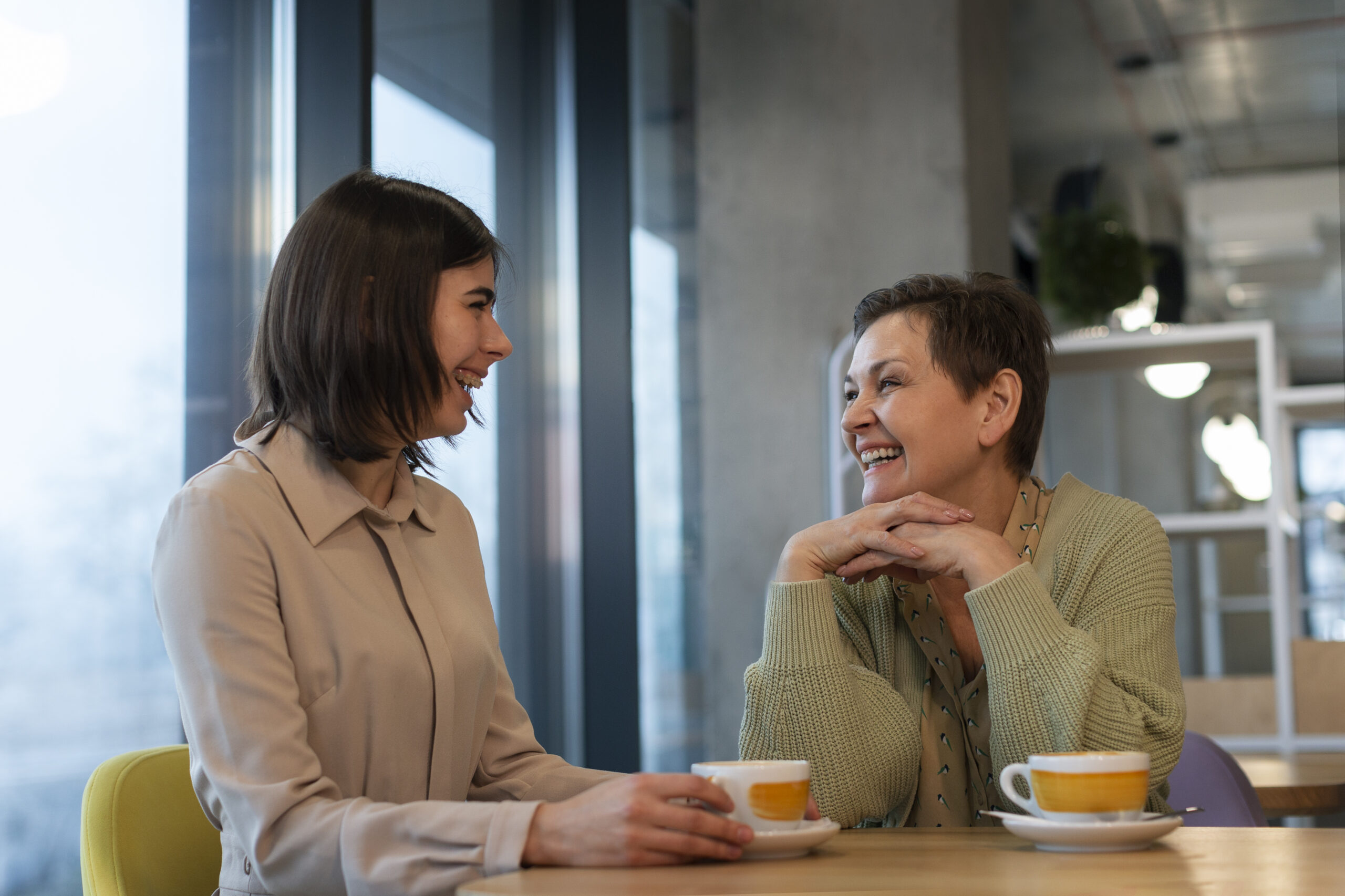 jovem-e-velho-casal-de-melhores-amigos-scaled Versículo ou Ditado Popular? 12 Frases que Você Jura que Estão na Bíblia (Mas Não Estão!)