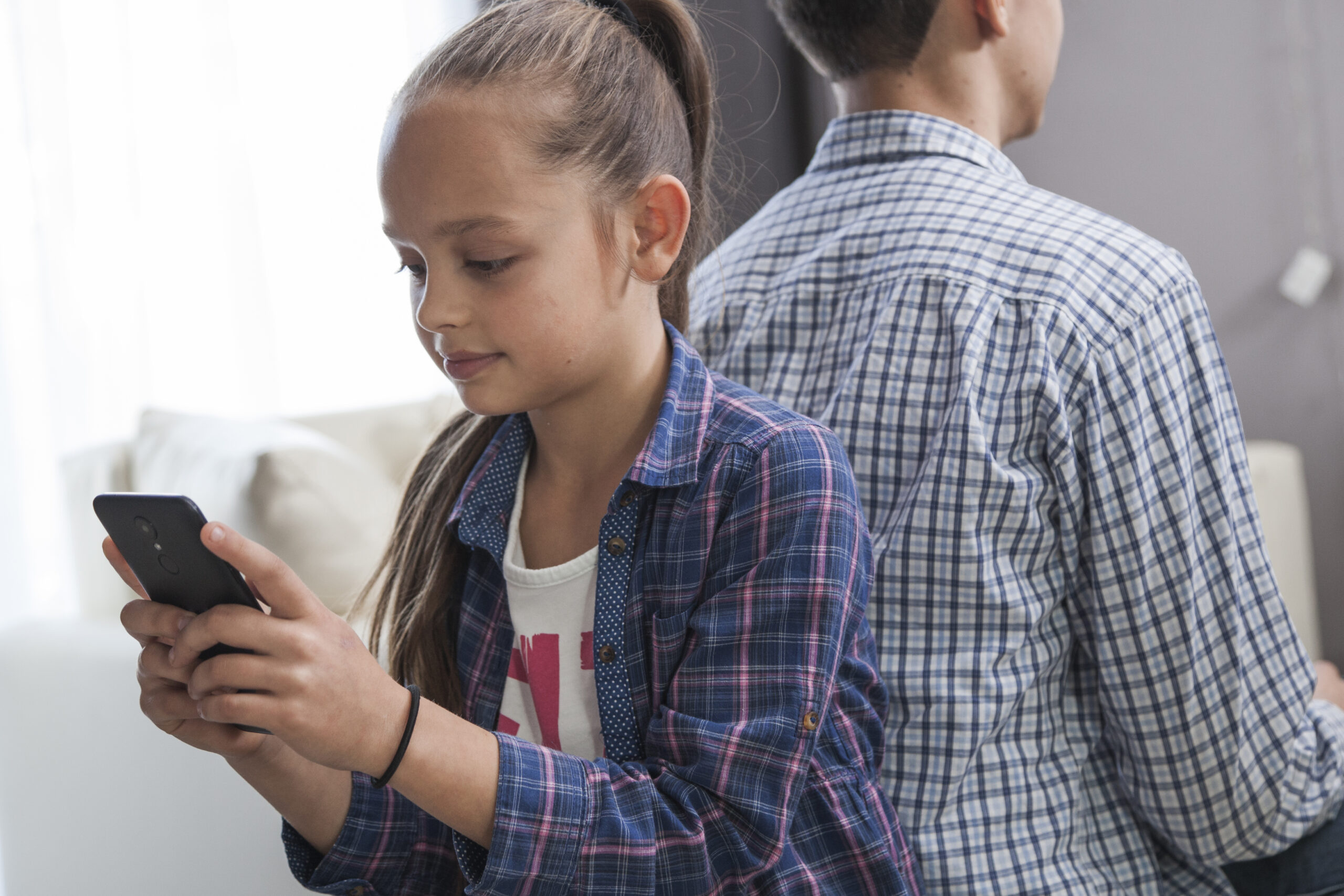 menina-usando-smartphone-perto-irmao-scaled O Google está ensinando seu filho sobre sexo. E você? (O que tenho aprendido como mãe de 4)