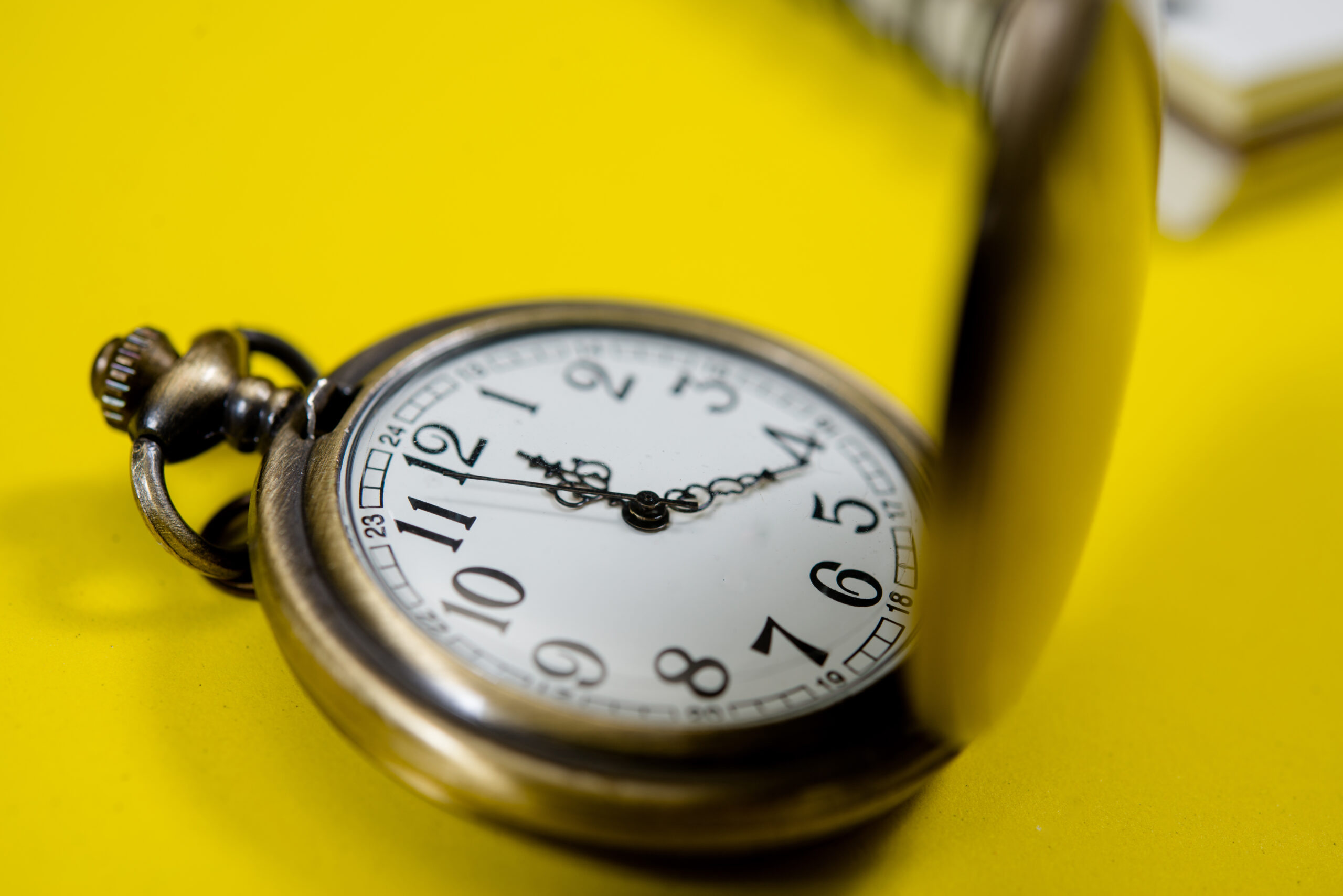 mesa-de-escritorio-scaled Sua Vida é Como Neblina: Como Encontrar Sentido Antes que Ela Desapareça