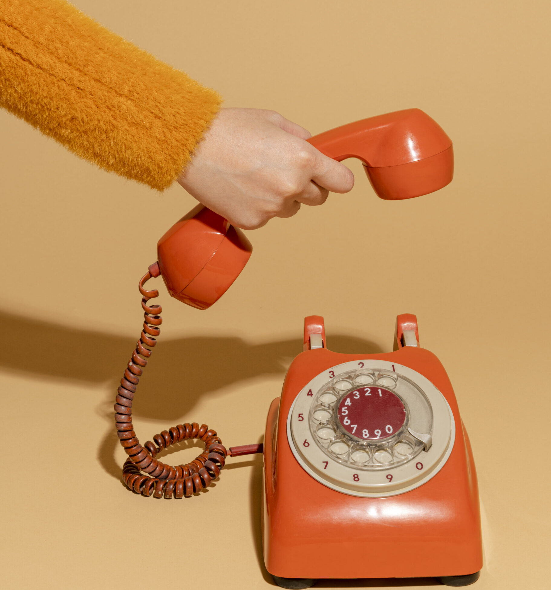 mulher-atendendo-um-velho-telefone-retro-scaled-e1763033849466 Versículo ou Ditado Popular? 12 Frases que Você Jura que Estão na Bíblia (Mas Não Estão!)