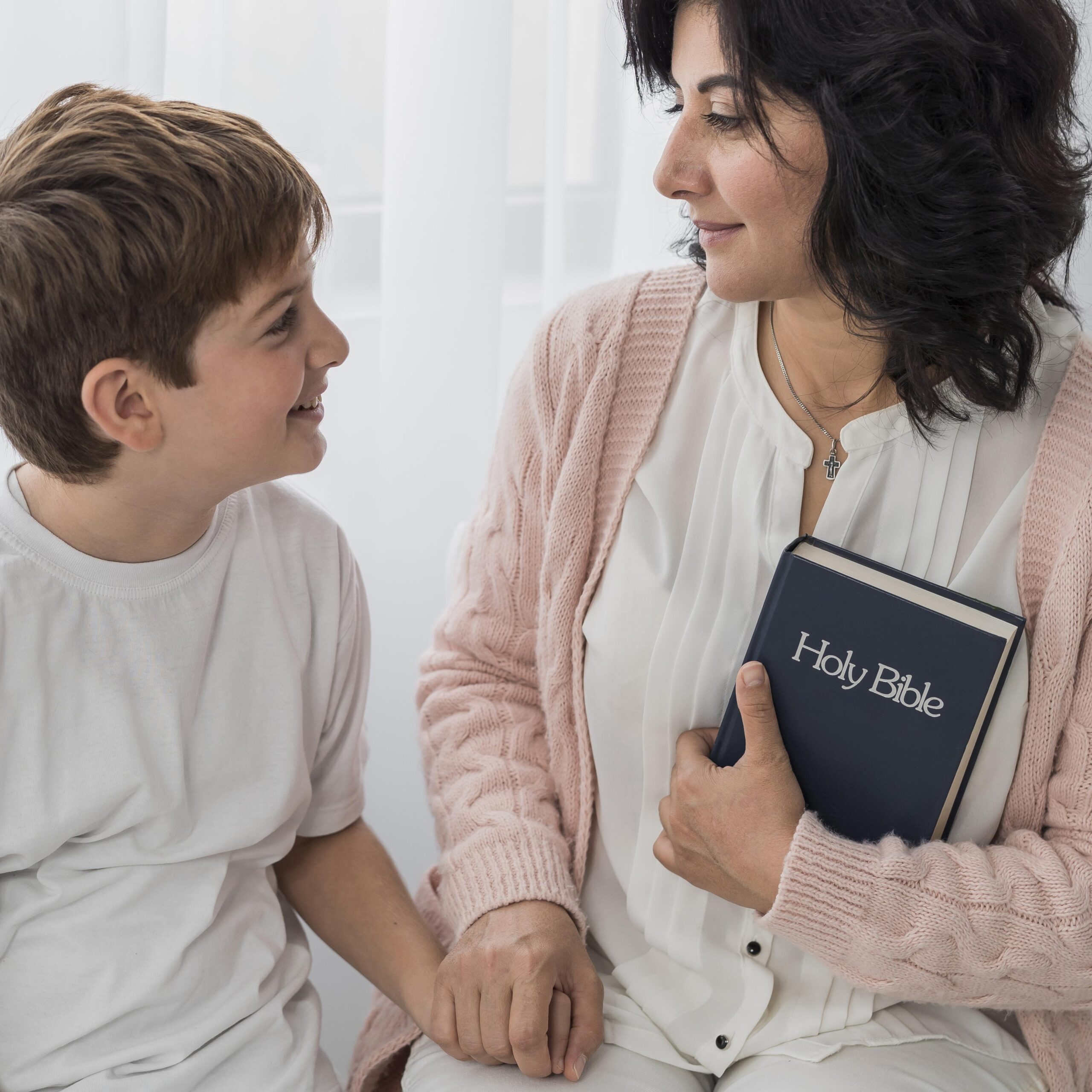mulher-segurando-biblia-com-seu-filho-scaled O Google está ensinando seu filho sobre sexo. E você? (O que tenho aprendido como mãe de 4)