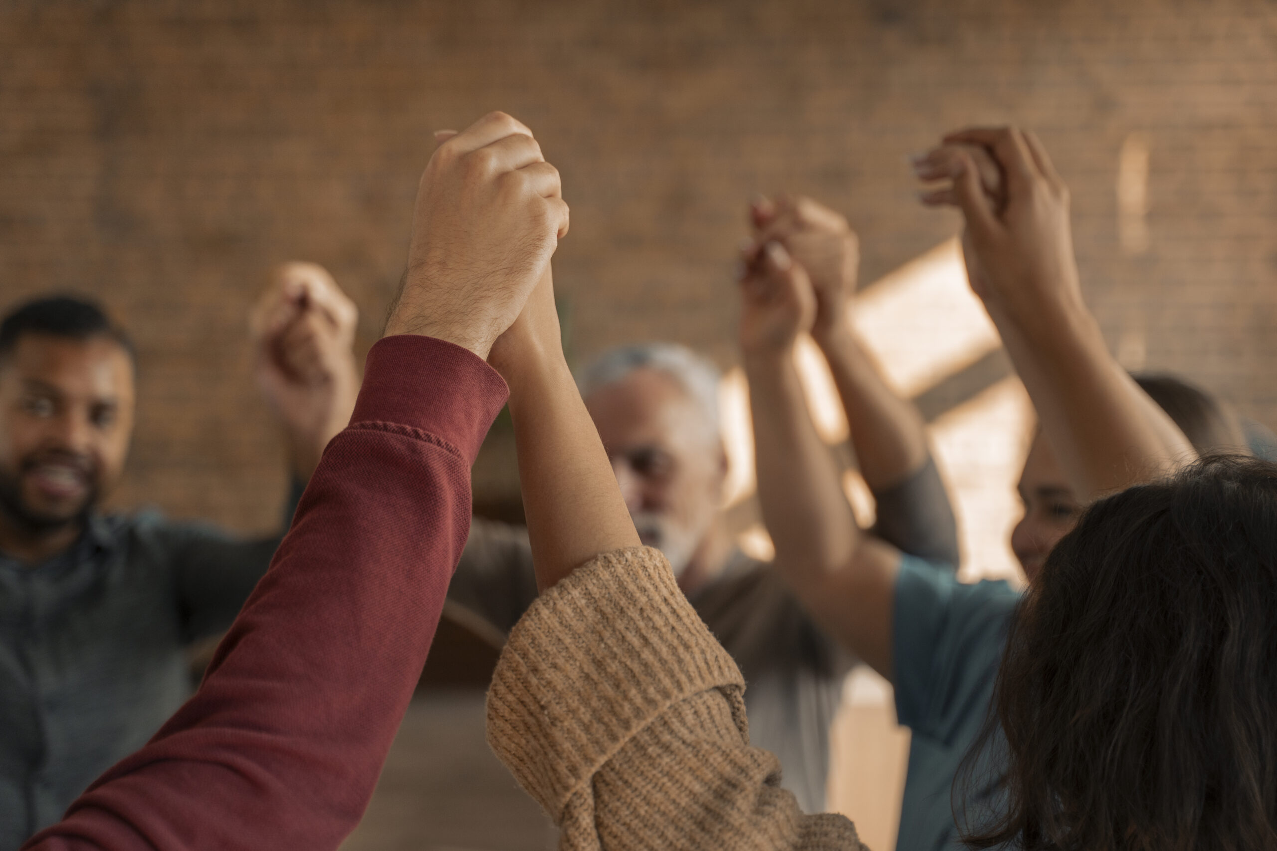 reuniao-grupo-de-apoio-a-terapia-psicologica-scaled Do Medo à Graça: Como a Reforma Protestante Devolveu a Palavra Viva ao Povo