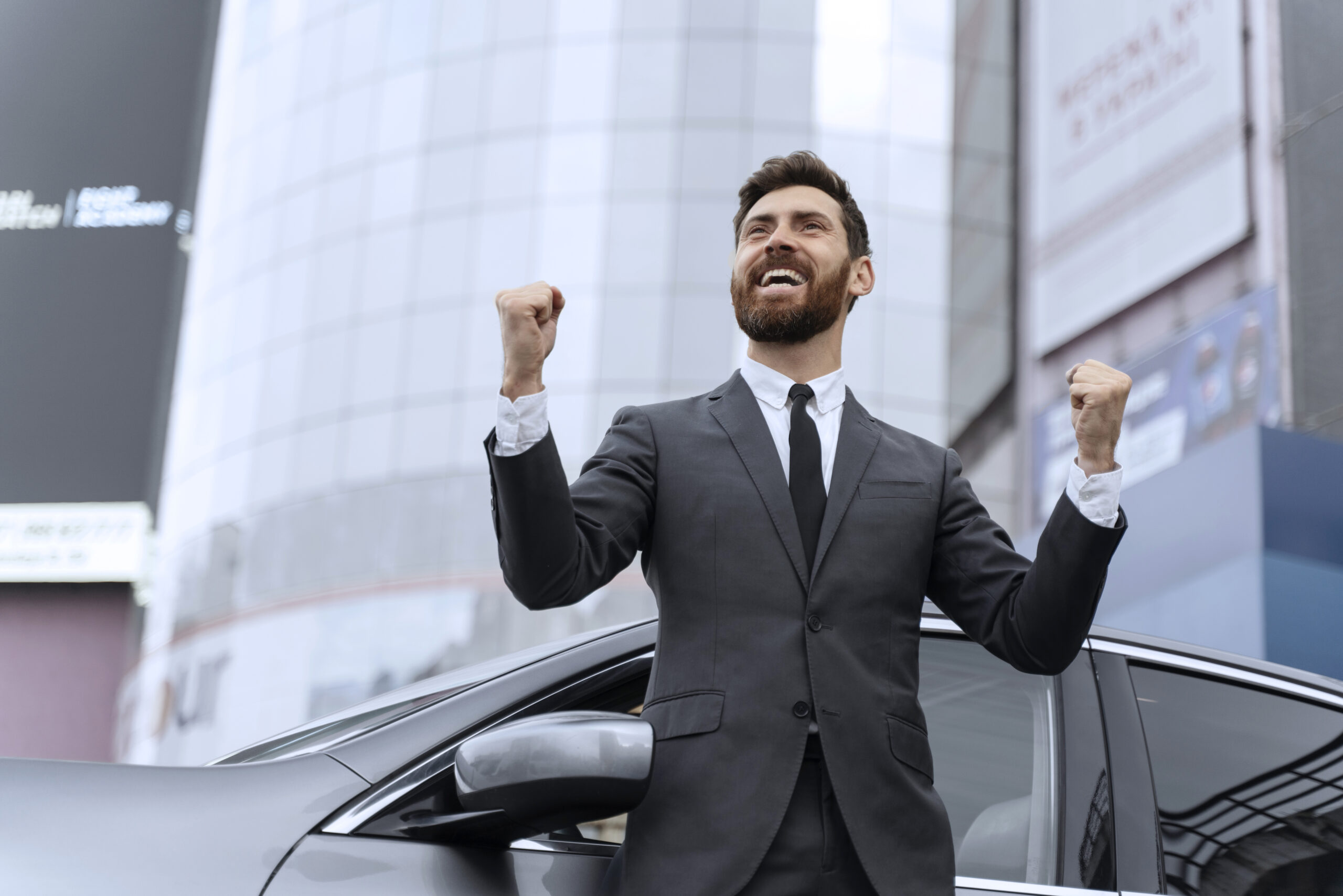 bonito-homem-taxi-dirigindo-parado-ao-lado-de-seu-taxi-scaled 💨Eclesiastes e o Sentido da Vida: A Lição Sobre o Incontrolável