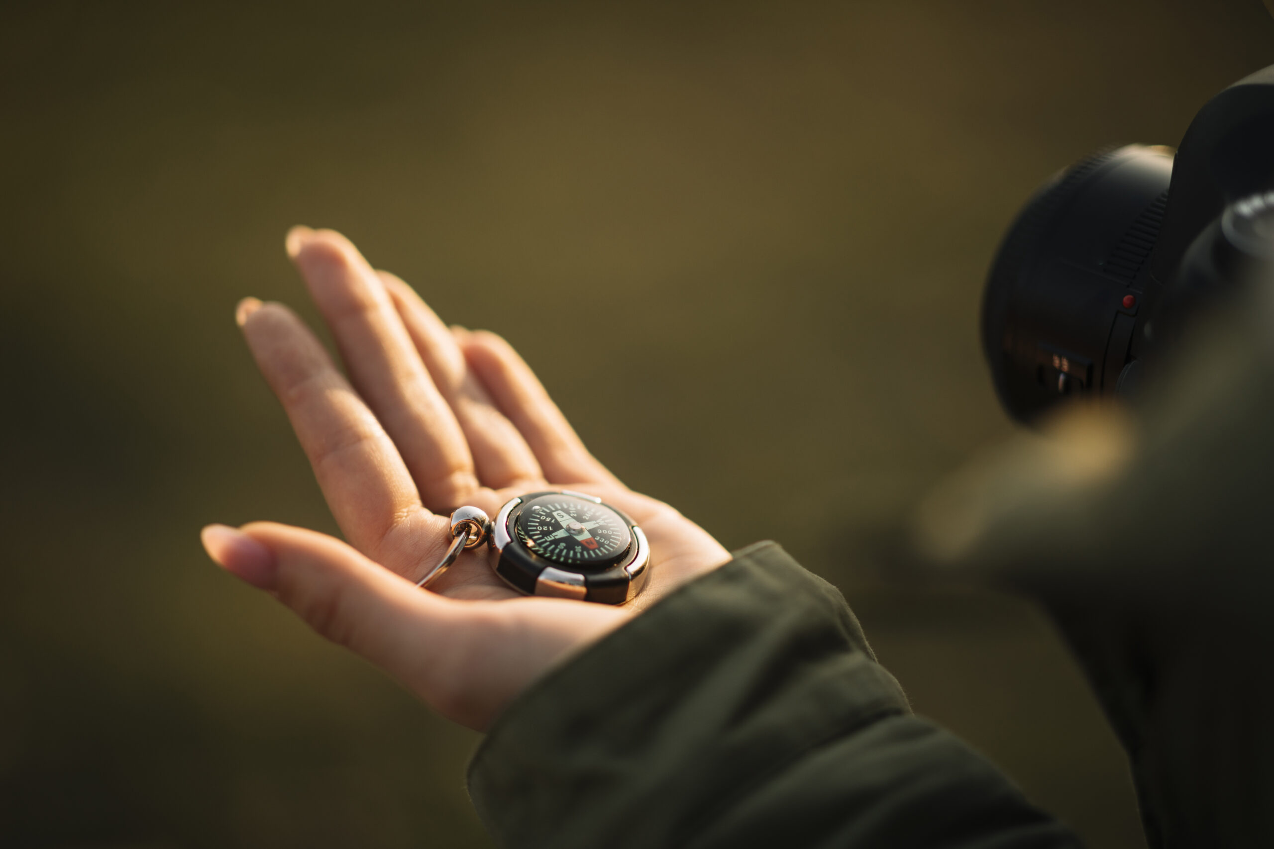 bussola-de-exploracao-de-mao-close-up-scaled Quando o ano termina e o "eu ideal" não chegou: Como trocar a frustração pela paz de Cristo.