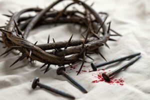 O Que Realmente Significa "Ser Redimido pelo Sangue do Cordeiro"? coroa de espinhos e pregos de Cristo