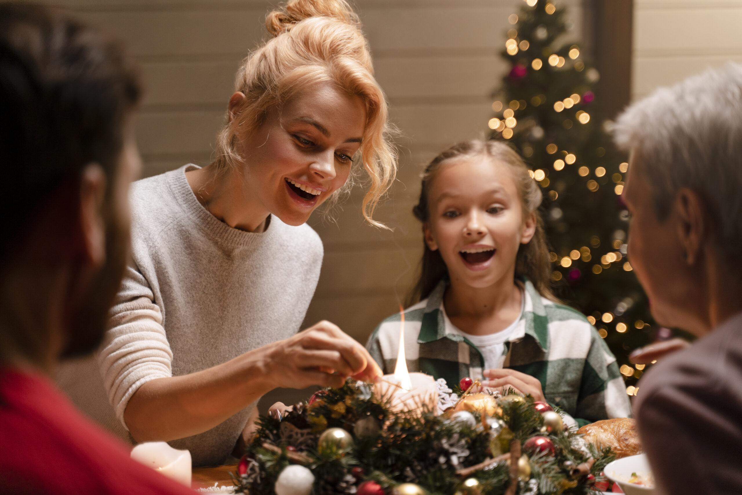 close-na-pessoa-preparando-o-jantar-de-natal-scaled 🎅 O Verdadeiro Sentido do Natal: Como Explicar Jesus e Papai Noel para Seus Filhos (Sem Estranheza!)