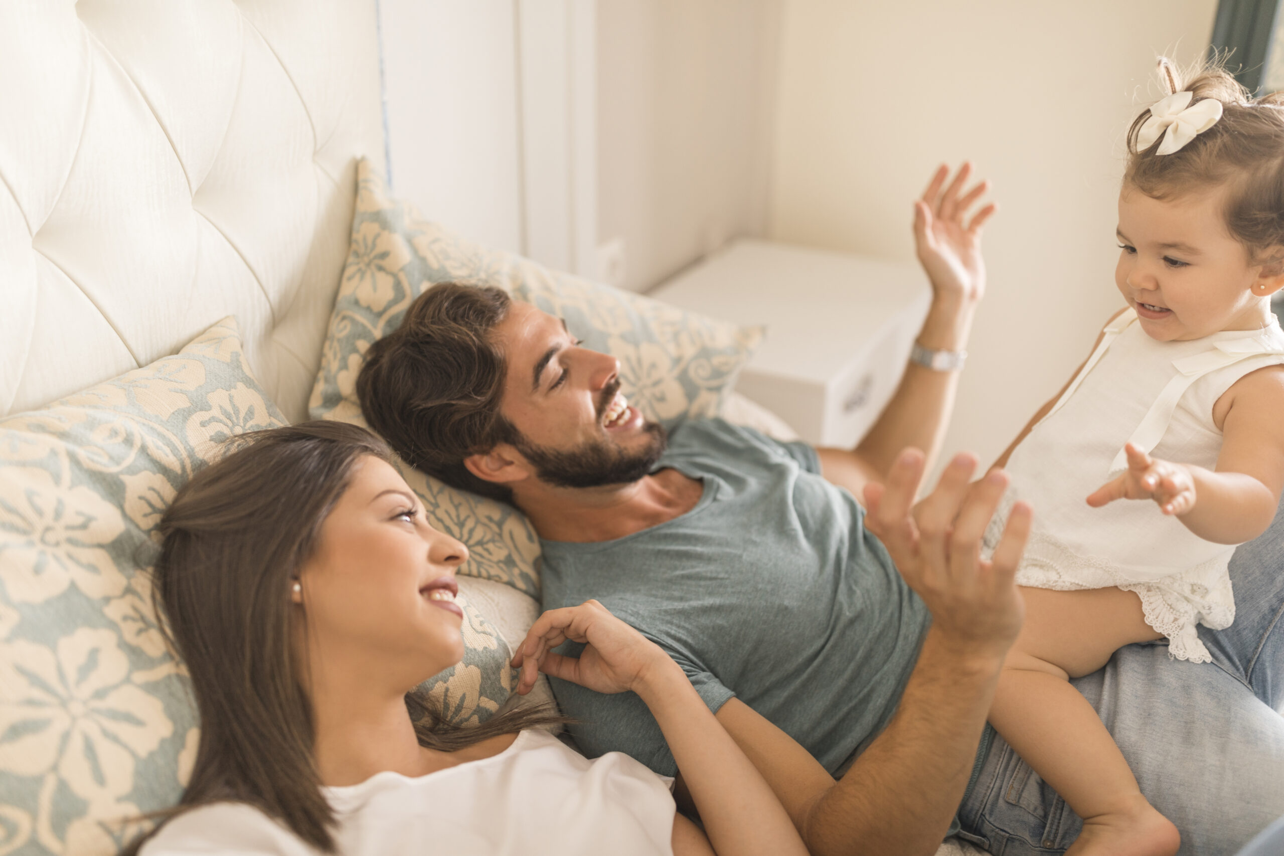 garota-brincando-com-os-pais-na-cama-scaled Pare de Correr: O Descanso é a Prova de que Deus é Deus (e Não Você)