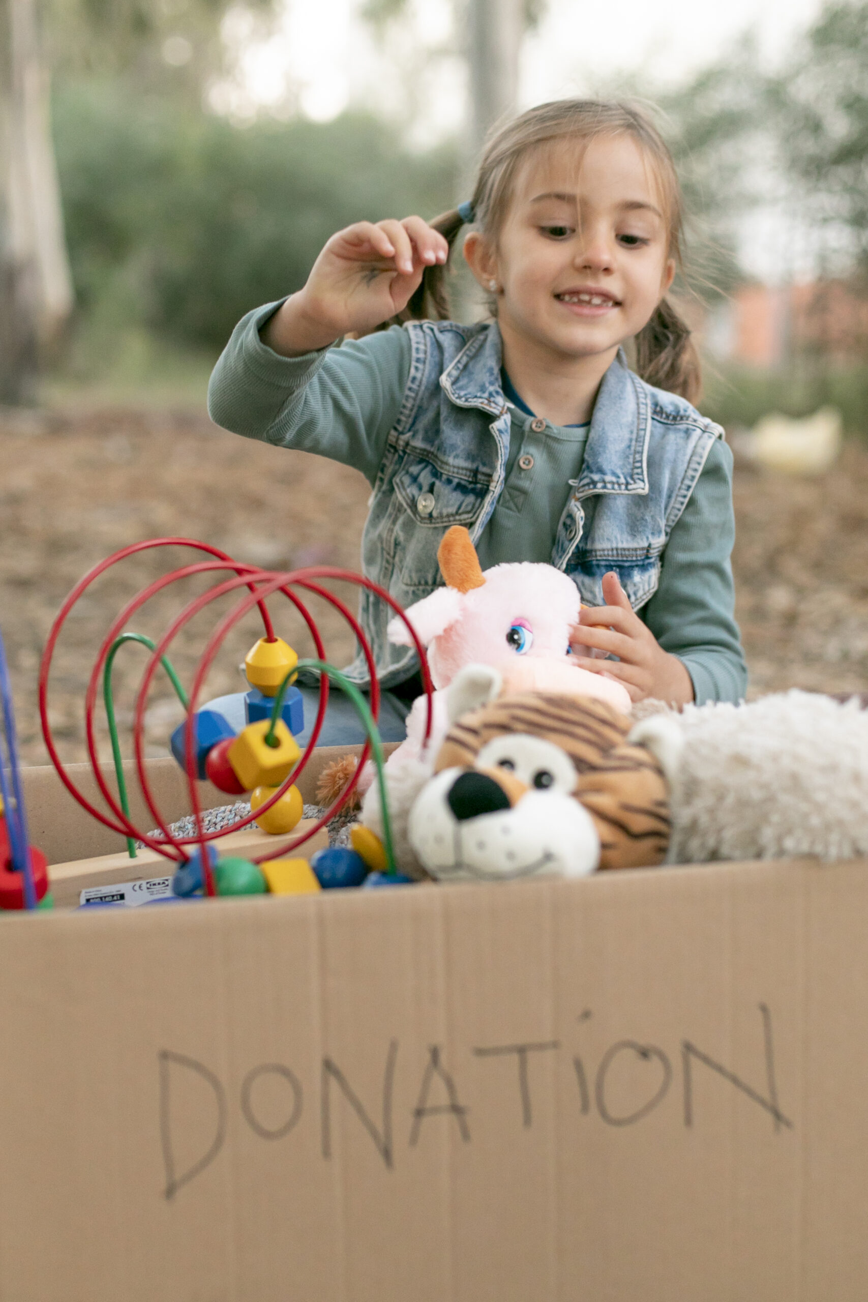 garota-de-tiro-medio-com-doacao-de-brinquedos-scaled 🎅 O Verdadeiro Sentido do Natal: Como Explicar Jesus e Papai Noel para Seus Filhos (Sem Estranheza!)