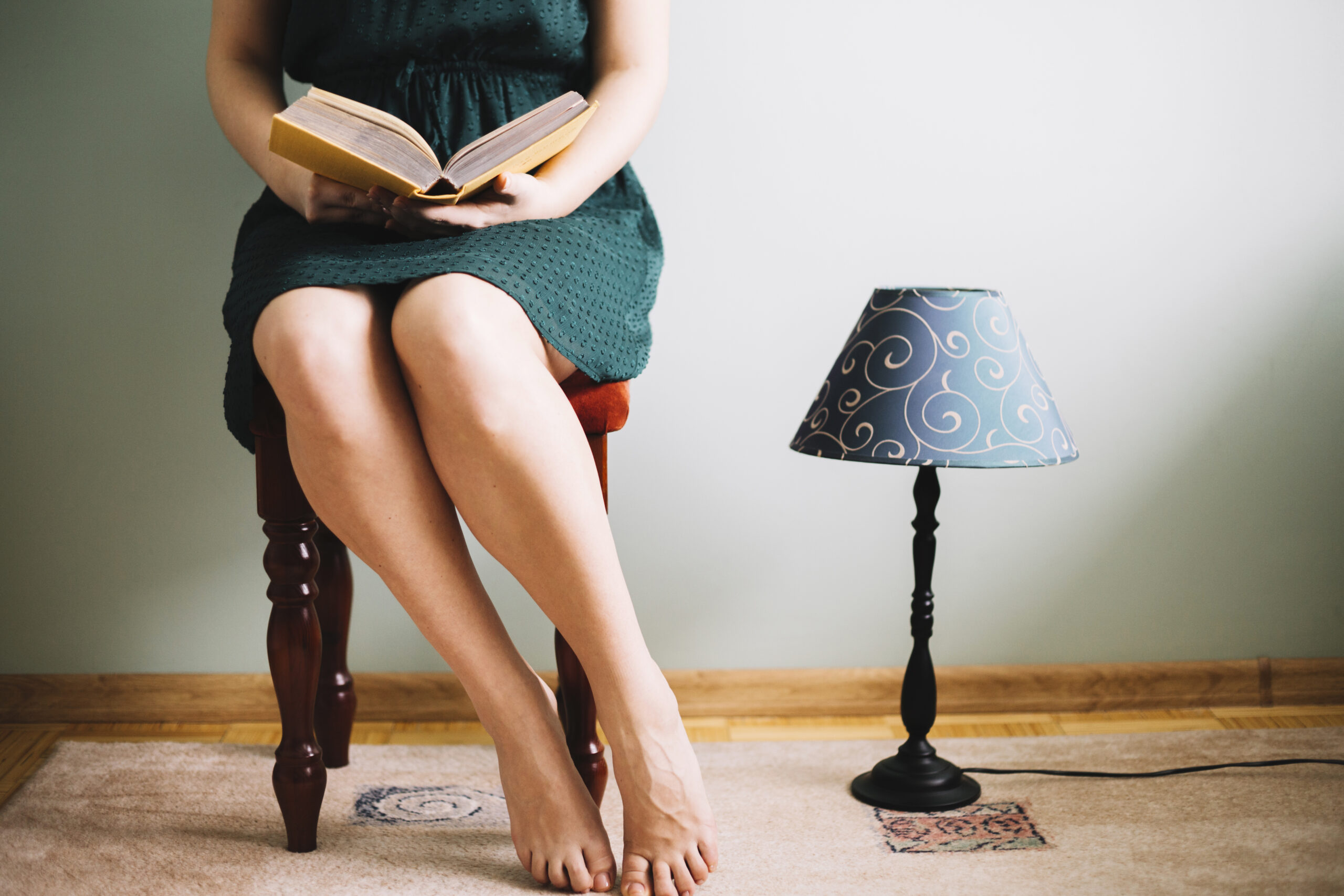 mulher-colheita-leitura-perto-lampada-scaled Morrow Graham: O Poder da Oração nos Bastidores do Maior Evangelista | Mães que Redefiniram a História: Parte 3