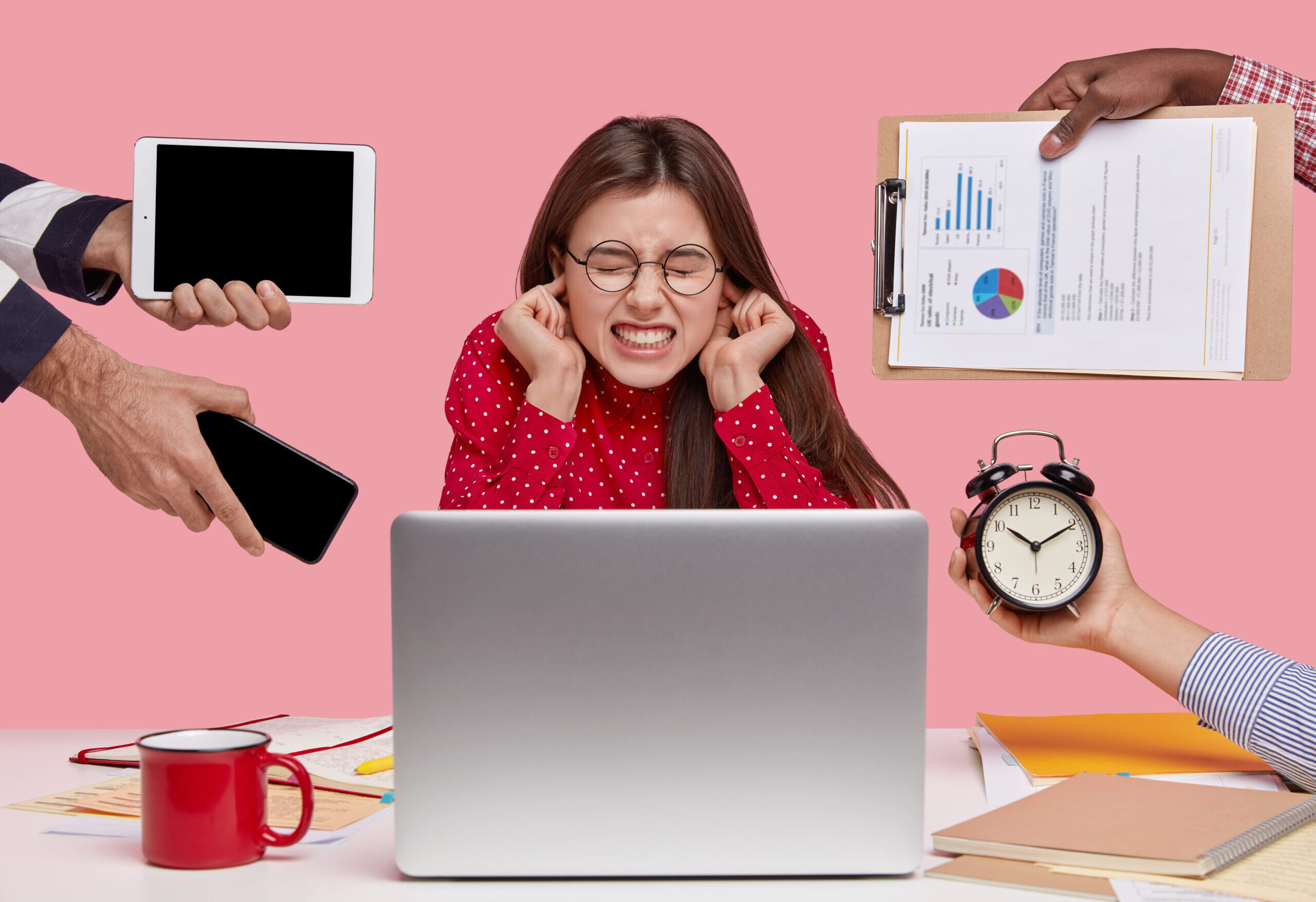 mulher-morena-sentada-na-mesa-cercada-de-dispositivos-e-papeis-scaled-e1765934935717 Pare de Correr: O Descanso é a Prova de que Deus é Deus (e Não Você)