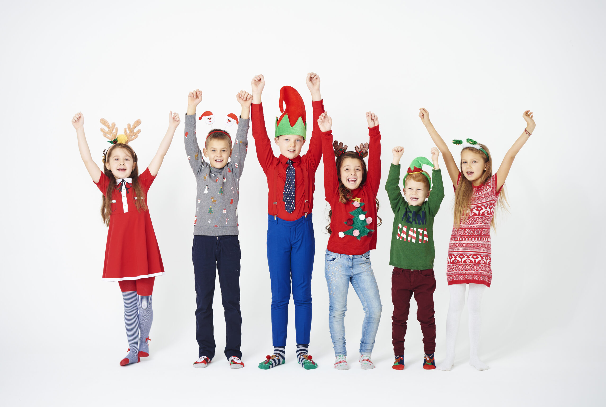 retrato-de-corpo-inteiro-de-criancas-com-as-maos-para-cima-scaled 🎅 O Verdadeiro Sentido do Natal: Como Explicar Jesus e Papai Noel para Seus Filhos (Sem Estranheza!)