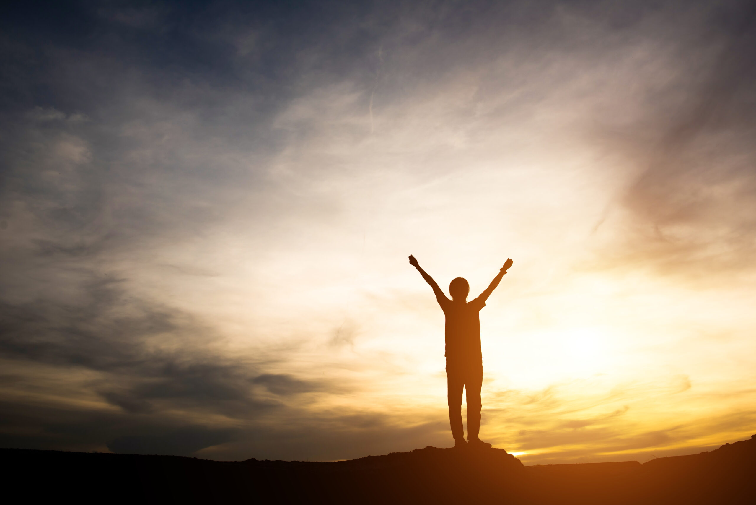 silueta-de-pessoas-feliz-tempo-scaled O Que Realmente Significa "Ser Redimido pelo Sangue do Cordeiro"?