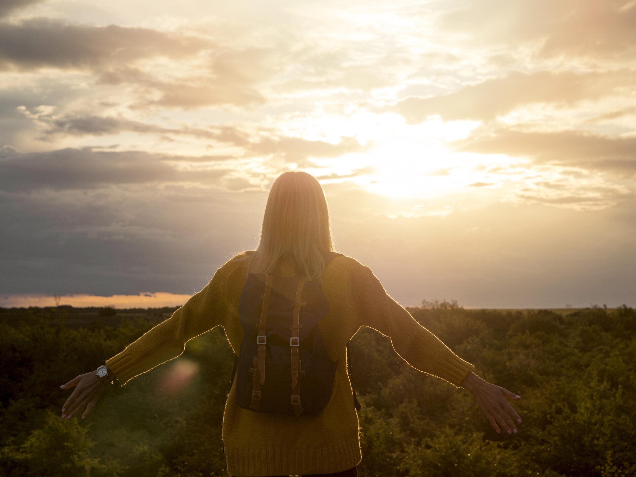 vista-frontal-mulher-apreciando-o-por-sol-scaled 💨Eclesiastes e o Sentido da Vida: A Lição Sobre o Incontrolável