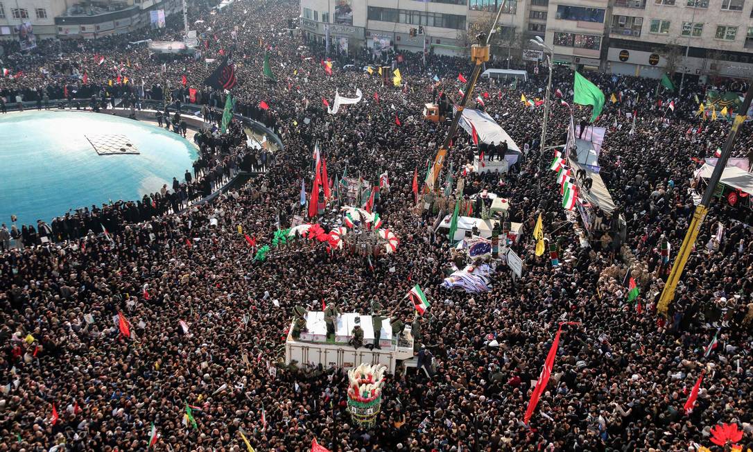 86392327_Iranian-mourners-take-part-in-a-funeral-procession-in-Enghelab-square-in-the-capital-Te-1 O Clamor do Irã: A Promessa de Deus e o Chamado Urgente para Orar por Eles
