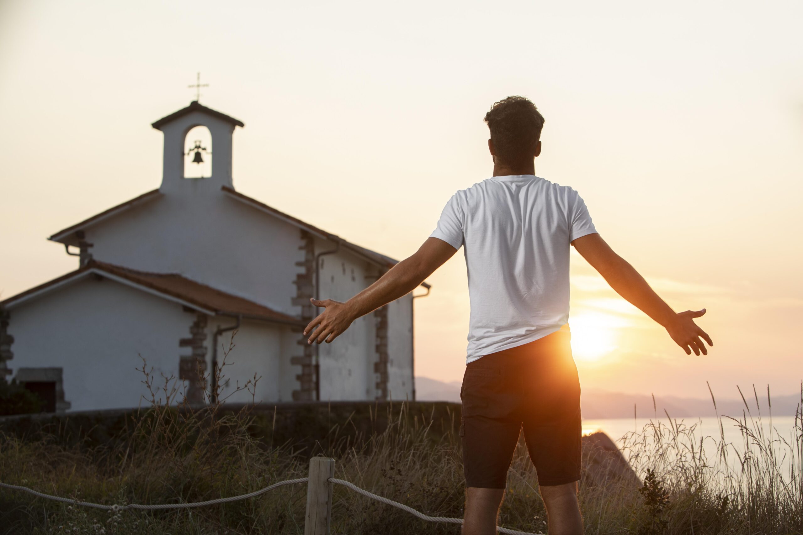 back-view-handsome-male-traveler-enjoying-sunset-scaled O Gemido das Nações: Por que o mundo parece estar à beira de um colapso?