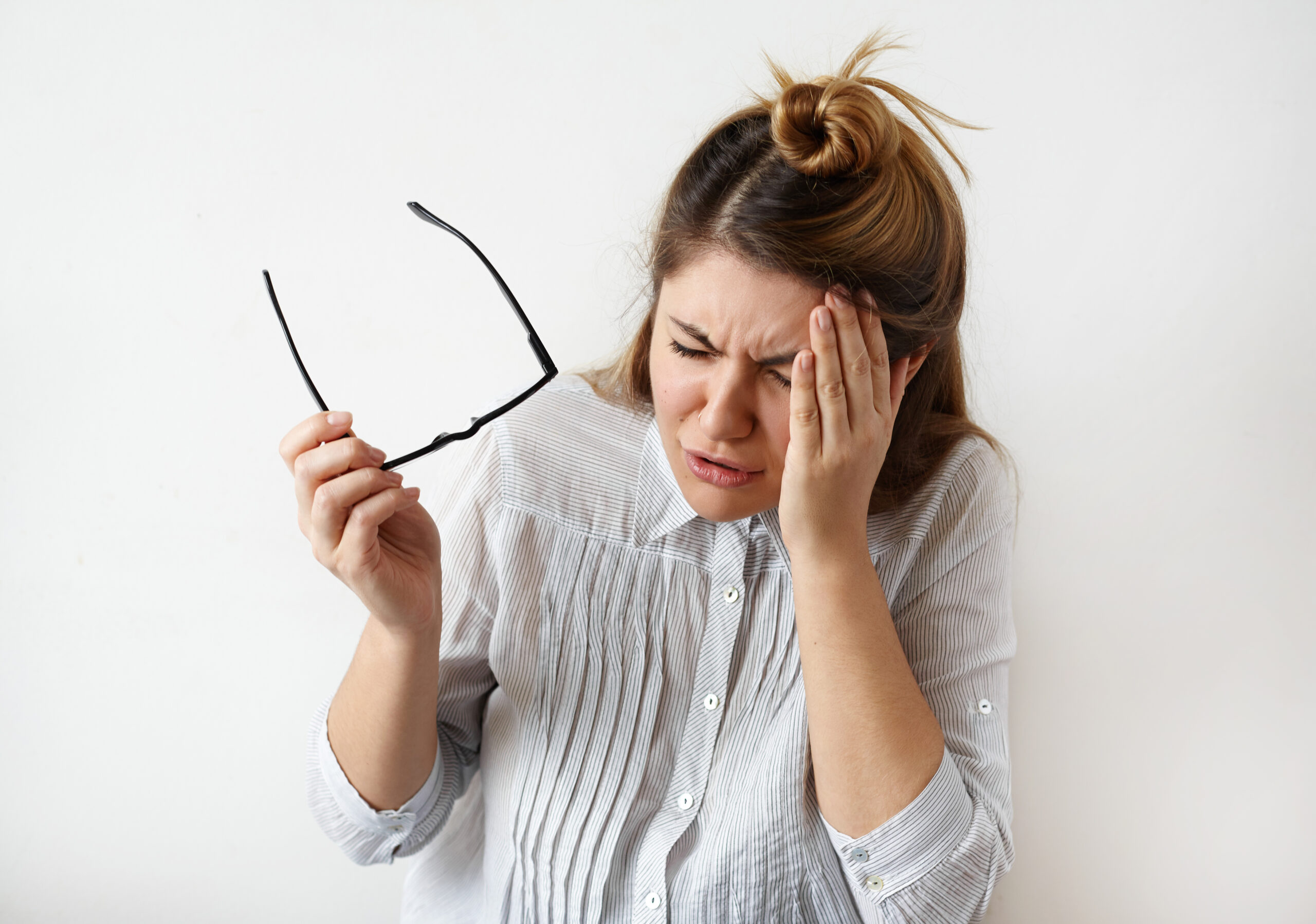 expressive-young-woman-posing-scaled O Segredo da Lente Certa: Como a Eternidade Cura a Nossa "Miopia Espiritual"
