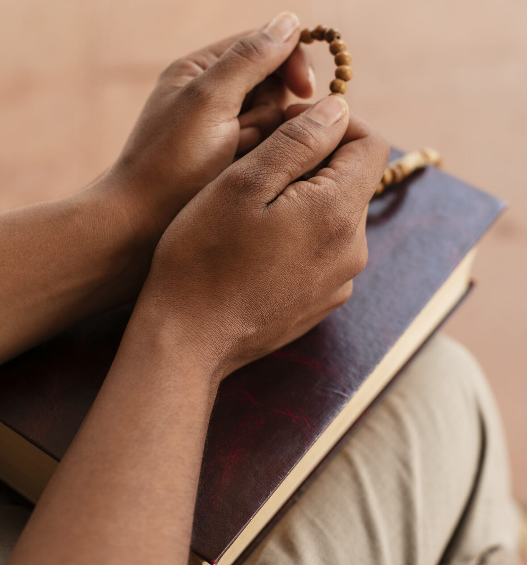 high-angle-hands-holy-bible-scaled-e1769477212245 O Clamor do Irã: A Promessa de Deus e o Chamado Urgente para Orar por Eles