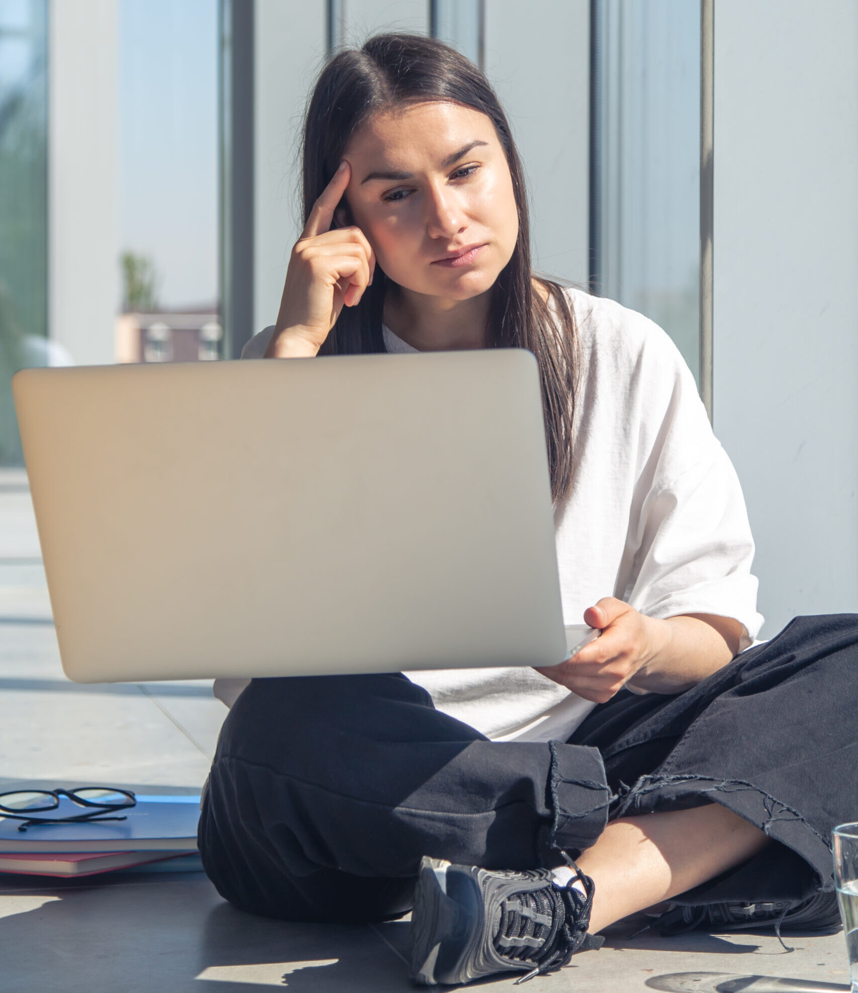 jovem-pensativa-na-frente-de-uma-tela-de-laptop-no-escritorio-perto-da-janela-scaled-e1768266234141 Quando Deus Muda Nossos Planos: O Descanso na Soberania Divina